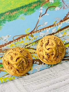 Chanel Vintage 1996 – Seltene, große, runde CC-Coco-Ohrringe mit gewölbter Oberfläche und Traubenranken-Motiv in Gold