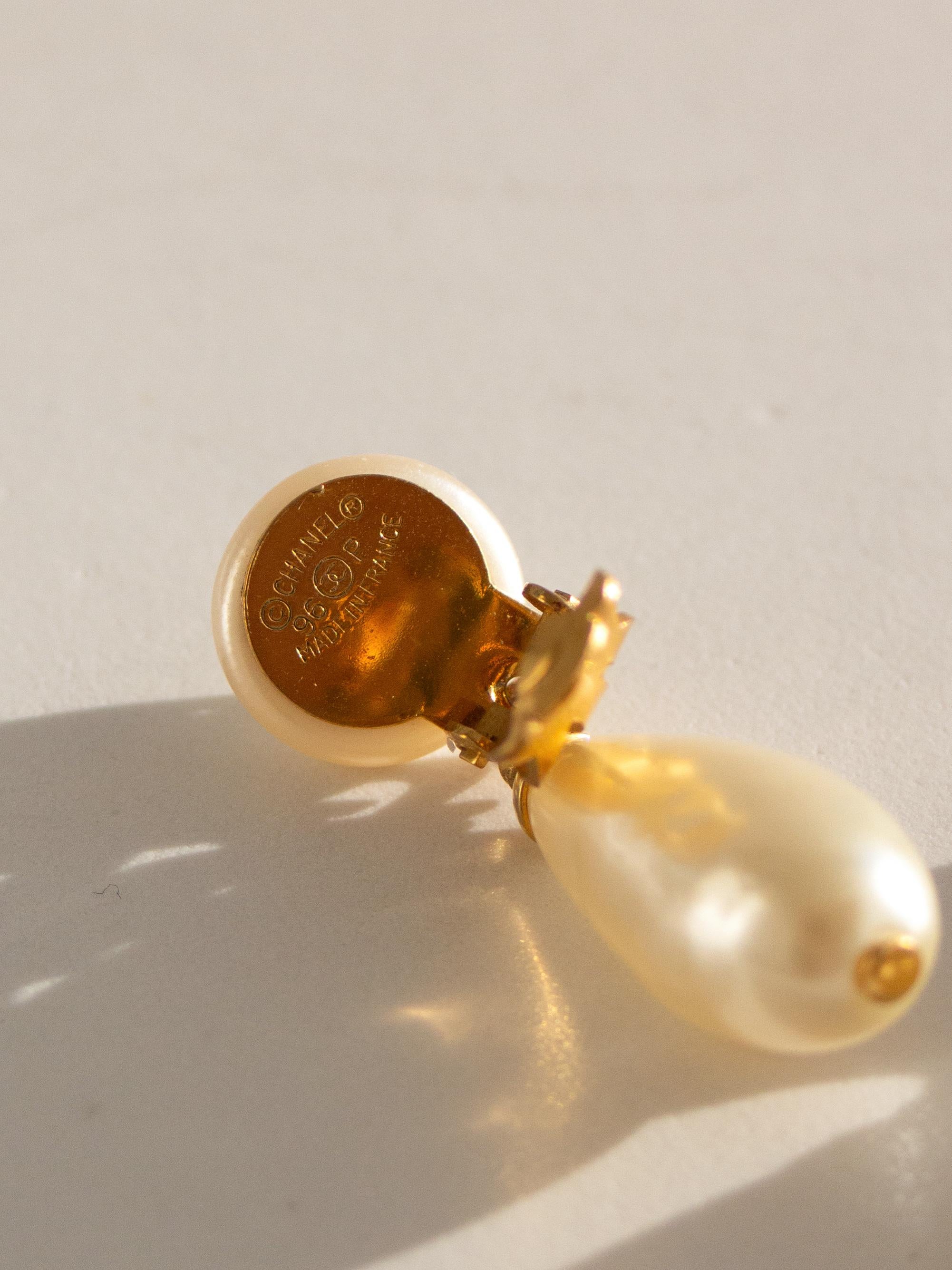 Chanel Vintage 1996 White Pearl Drop Gold CC 96P Clip On Earrings 6