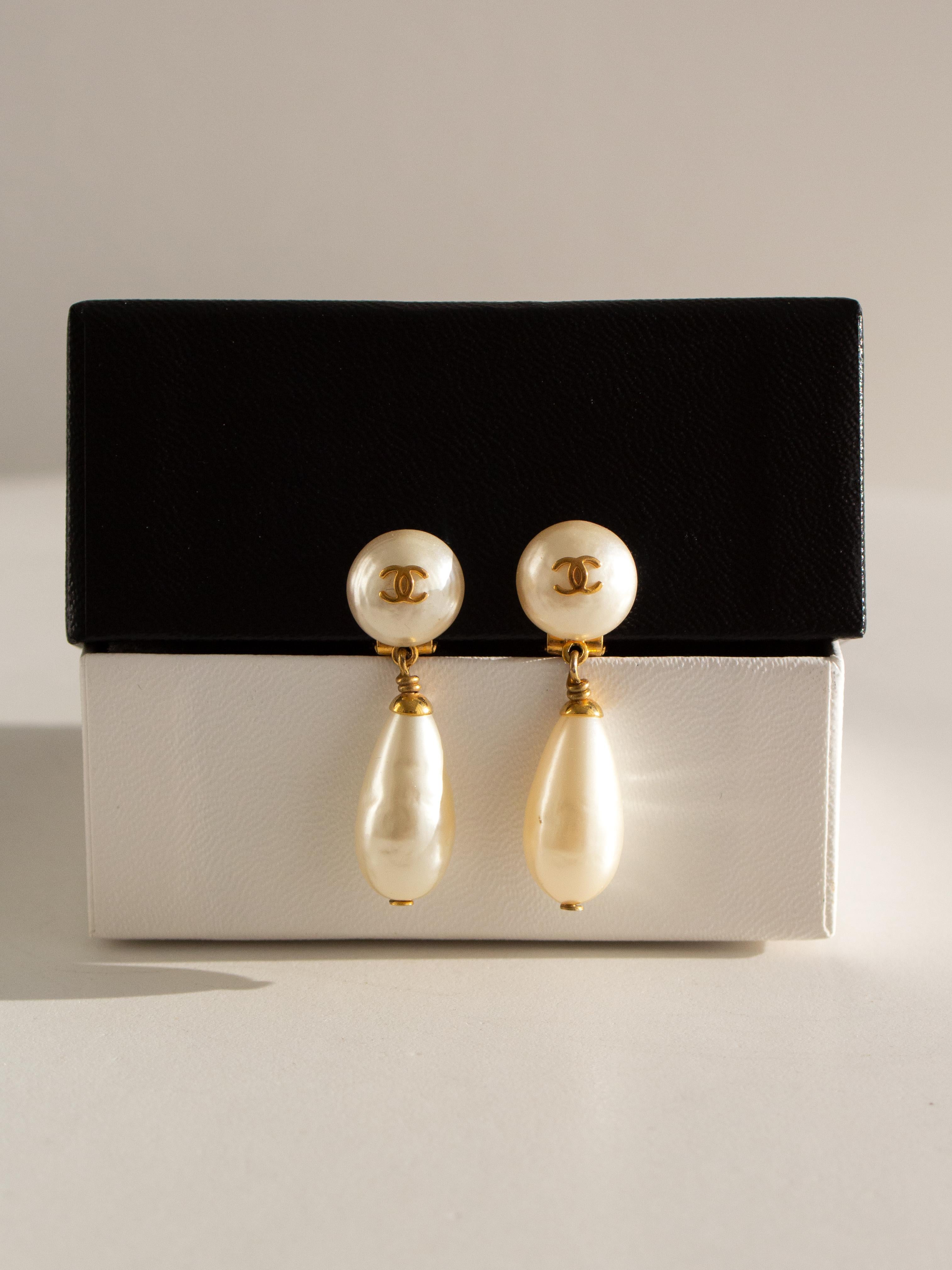 Chanel Vintage 1996 White Pearl Drop Gold CC 96P Clip On Earrings 7