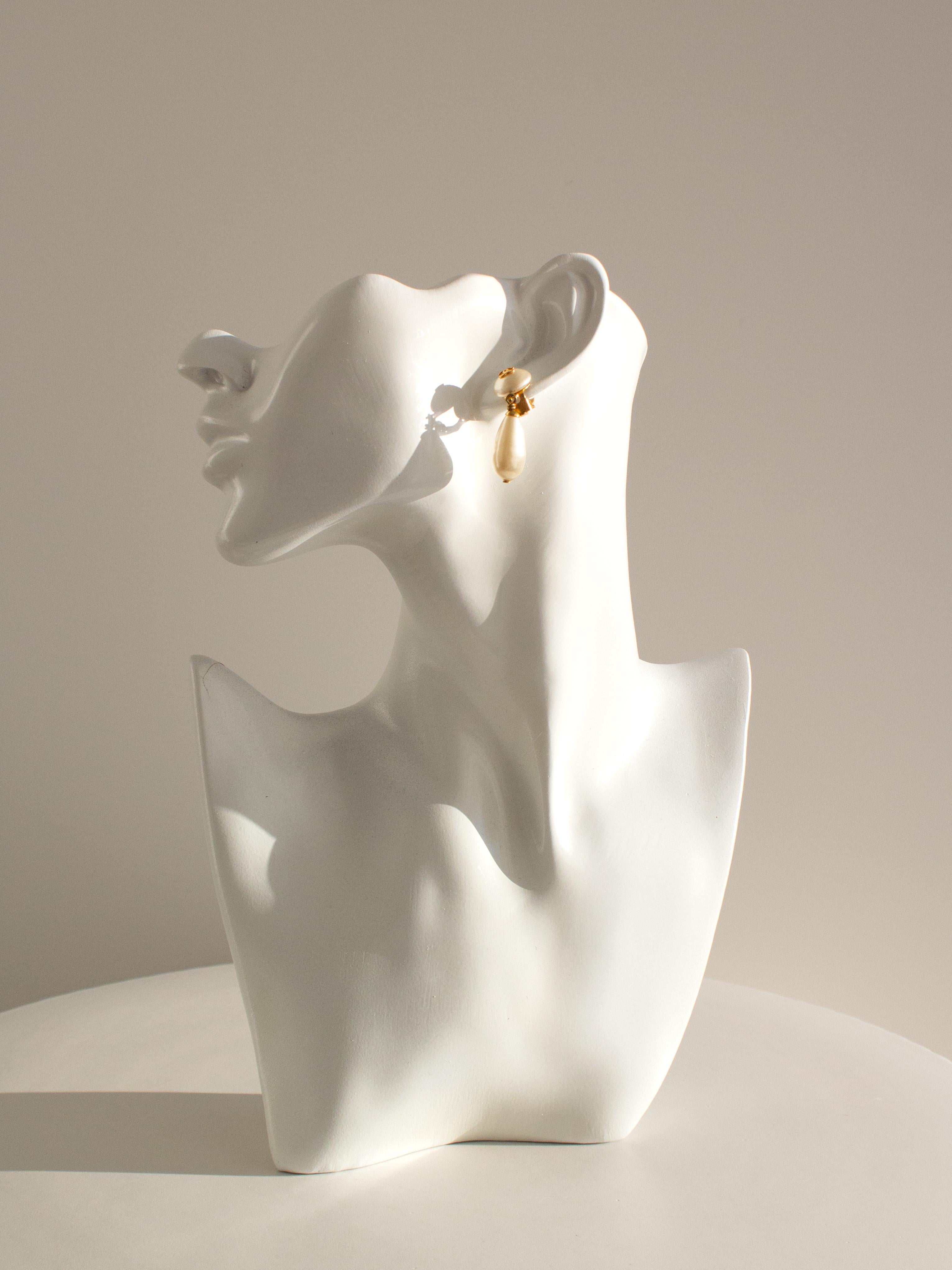 Chanel Vintage 1996 White Pearl Drop Gold CC 96P Clip On Earrings In Good Condition In Jersey City, NJ
