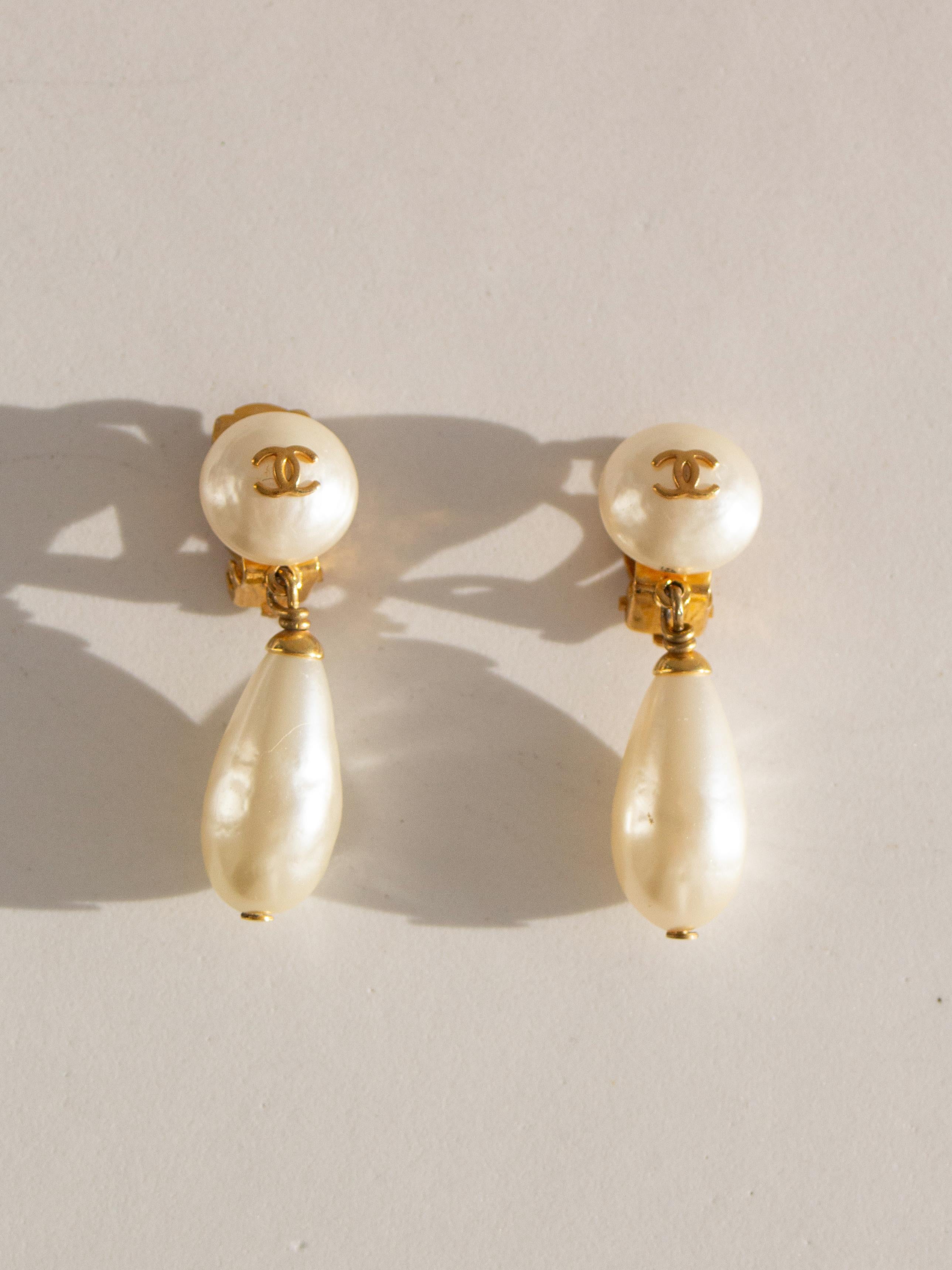 Women's Chanel Vintage 1996 White Pearl Drop Gold CC 96P Clip On Earrings