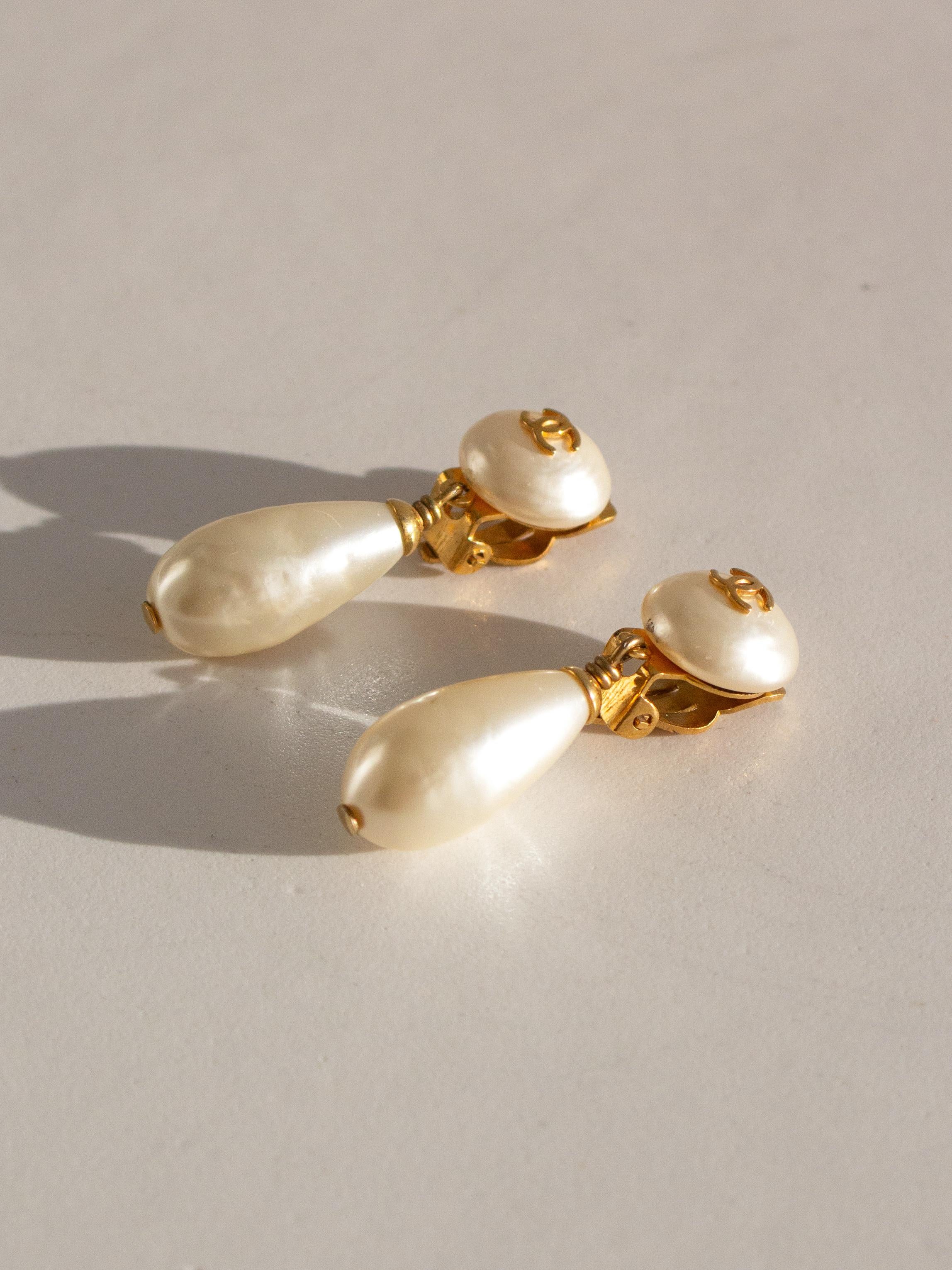 Chanel Vintage 1996 White Pearl Drop Gold CC 96P Clip On Earrings 1