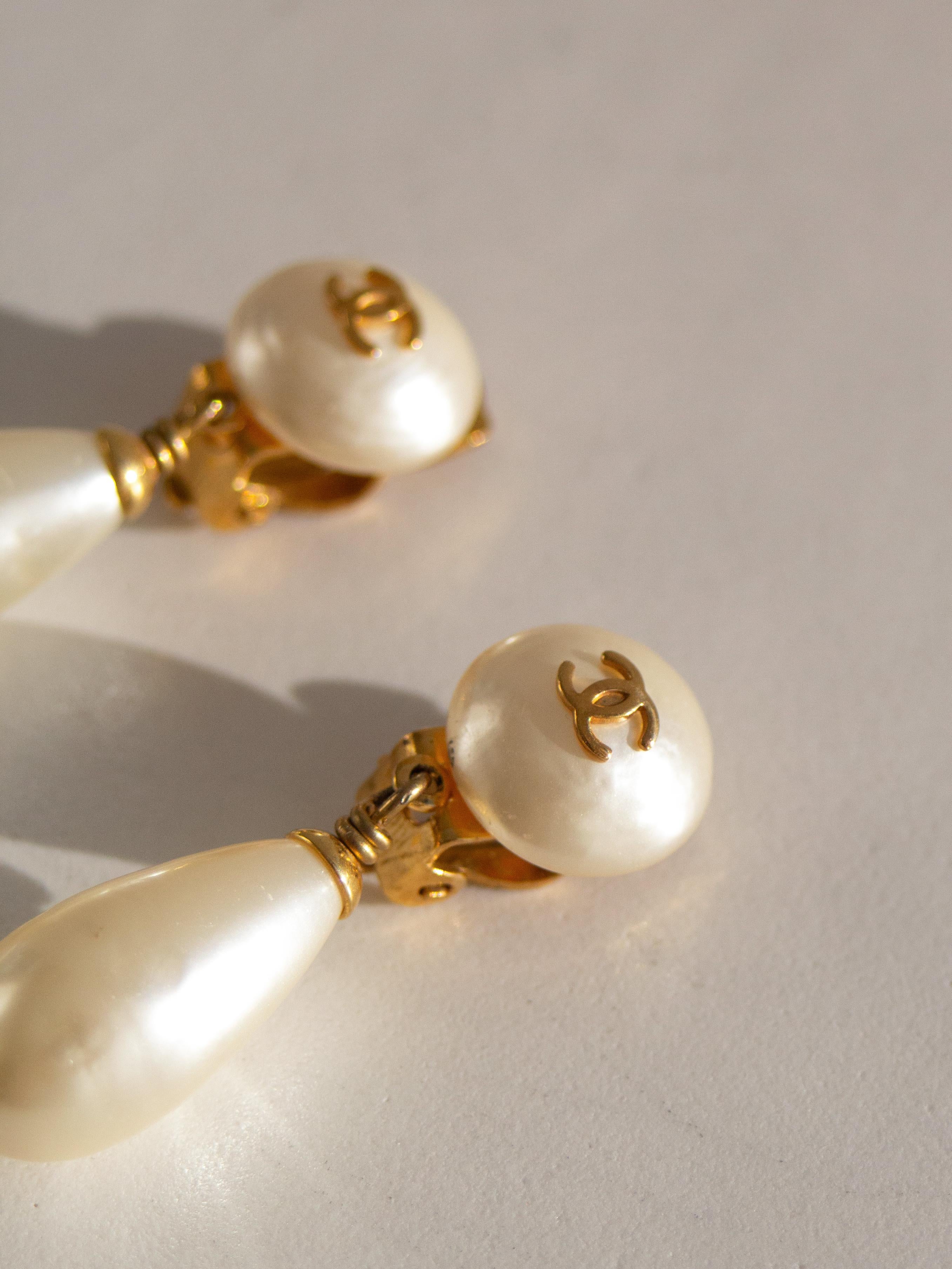 Chanel Vintage 1996 White Pearl Drop Gold CC 96P Clip On Earrings 2