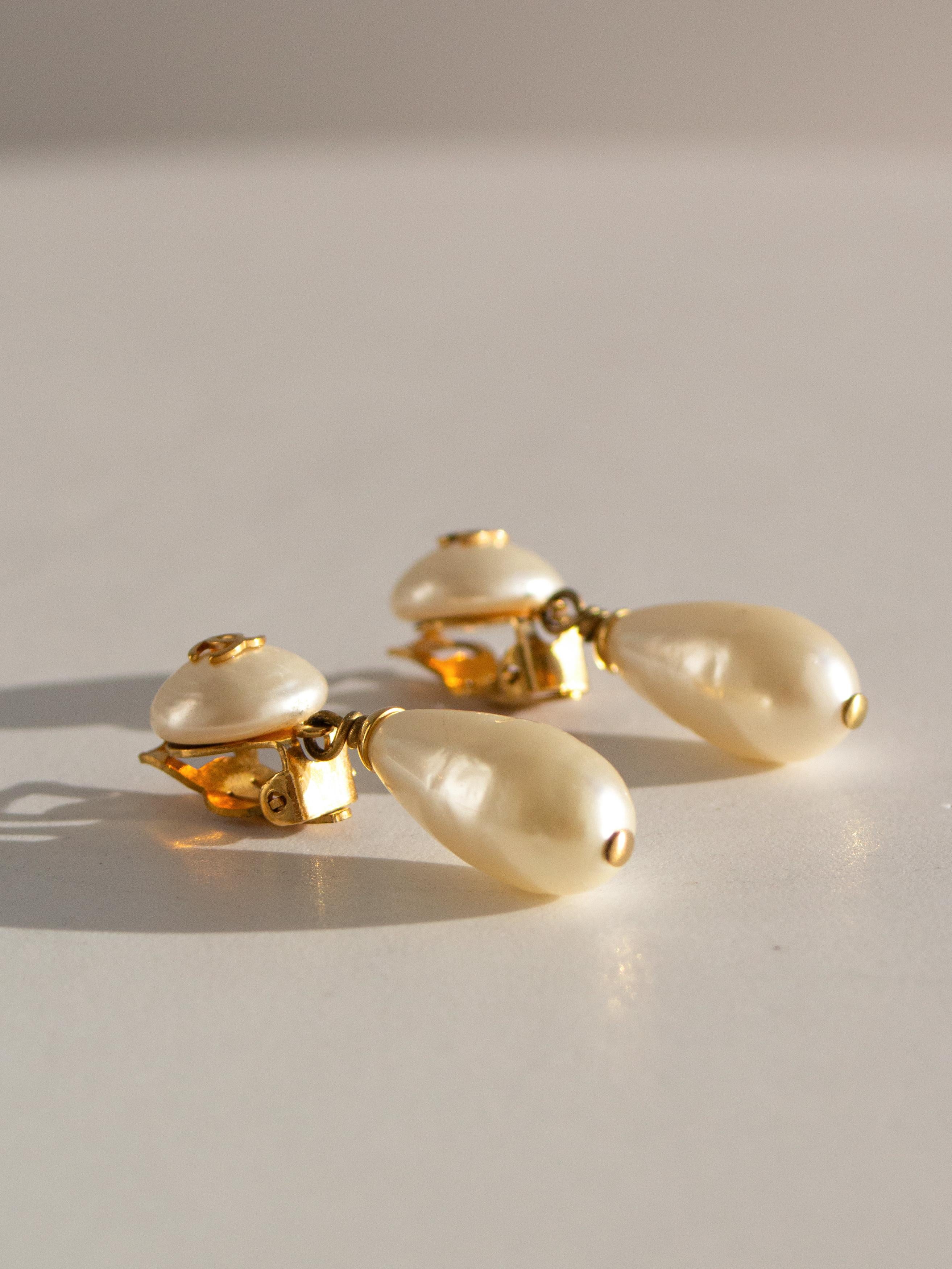 Chanel Vintage 1996 White Pearl Drop Gold CC 96P Clip On Earrings 4
