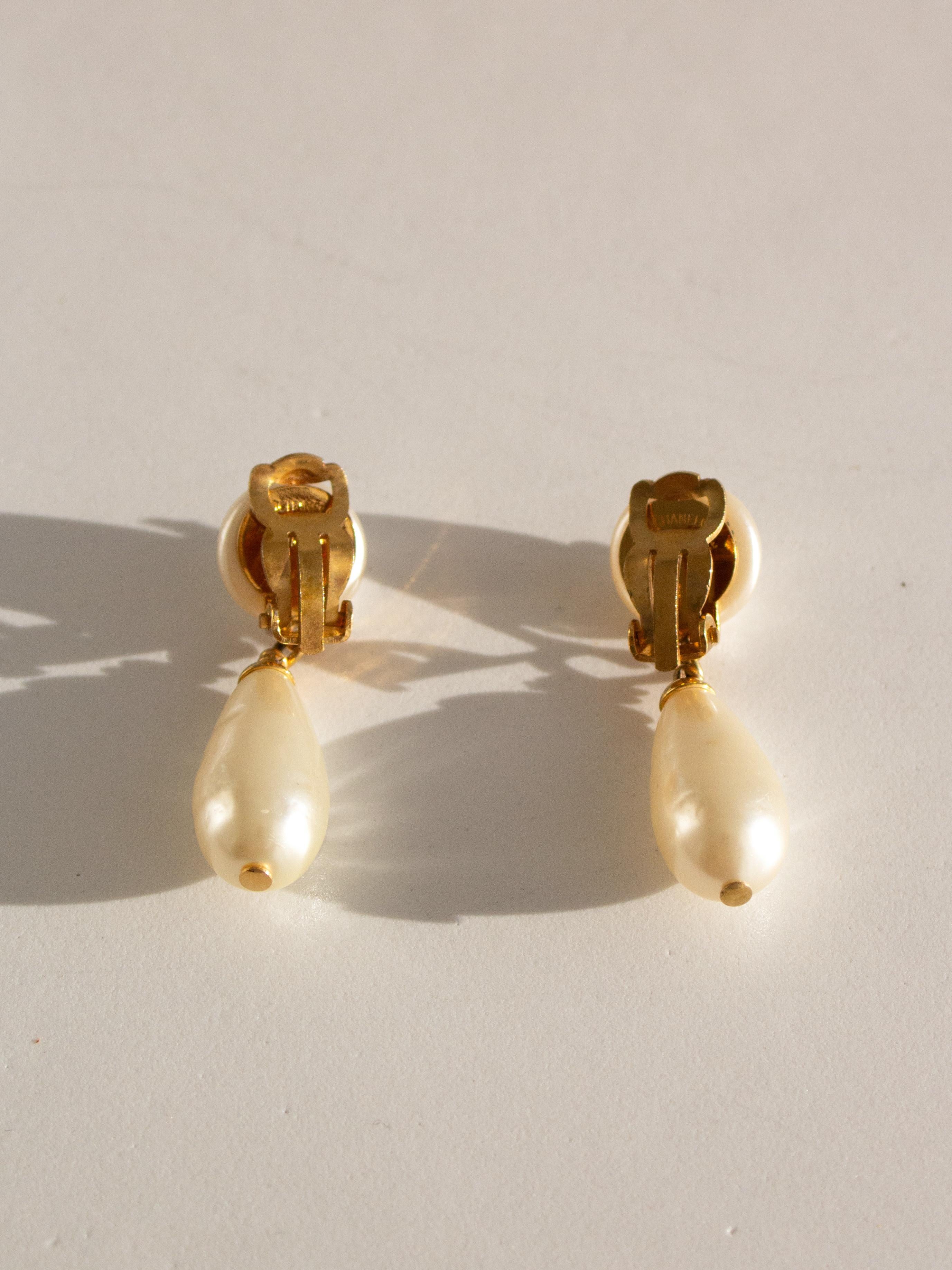 Chanel Vintage 1996 White Pearl Drop Gold CC 96P Clip On Earrings 5