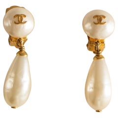 Chanel Vintage 1996 White Pearl Drop Gold CC 96P Clip On Earrings
