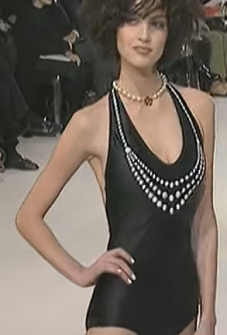 CHANEL Vintage 1997 Black One-Pïece Swimsuit with Printed Pearls Trompe L'oeil In Good Condition For Sale In Nice, FR