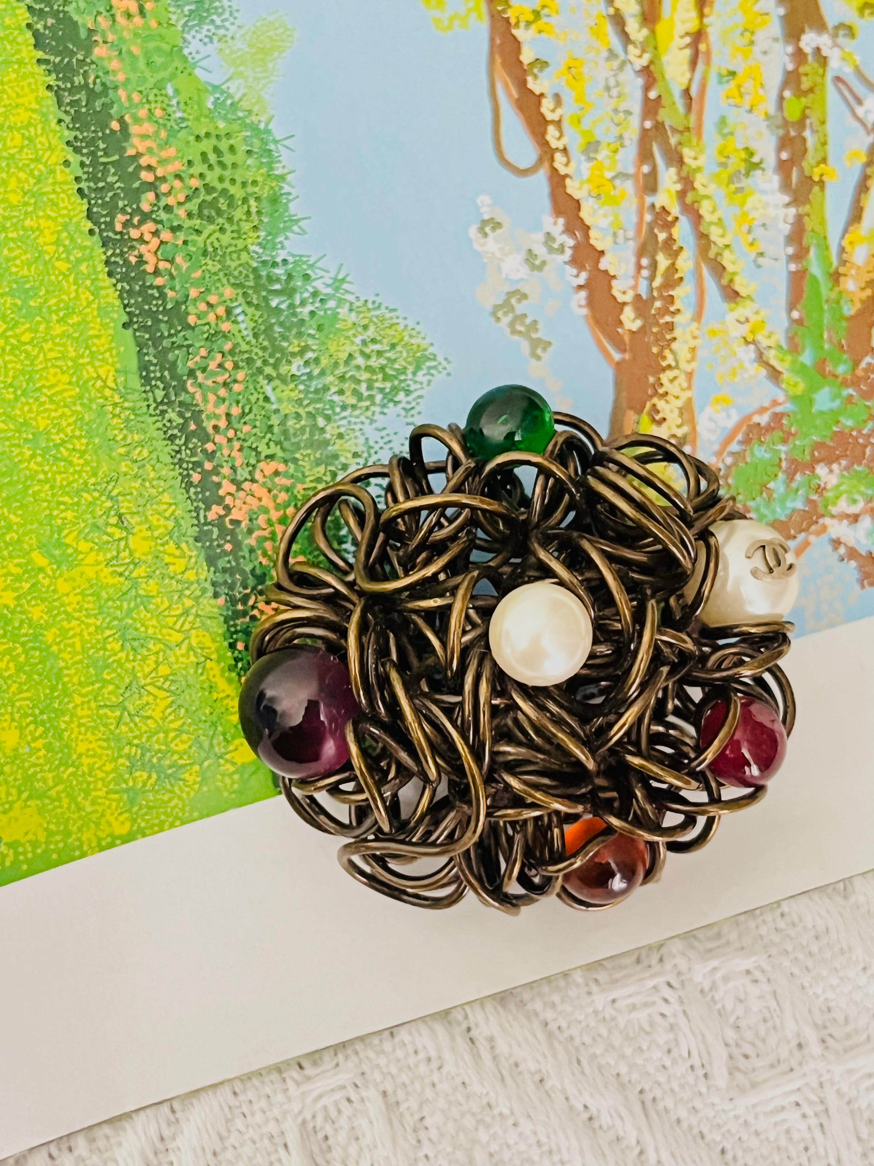Chanel Vintage 1997 Unisex Gripoix Logo CC Red Green Purple Cabochon White Round Circle Pearls Birds Nest Openwork Wire Chunky 3D CC Modernist Brooch, Gold Tone

Very excellent condition. Not any stones lost, maybe light scratches, barely