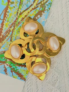 Spilla Chanel Vintage del 1997: grande croce dorata, perla bianca ovale, CC Coco traforata
