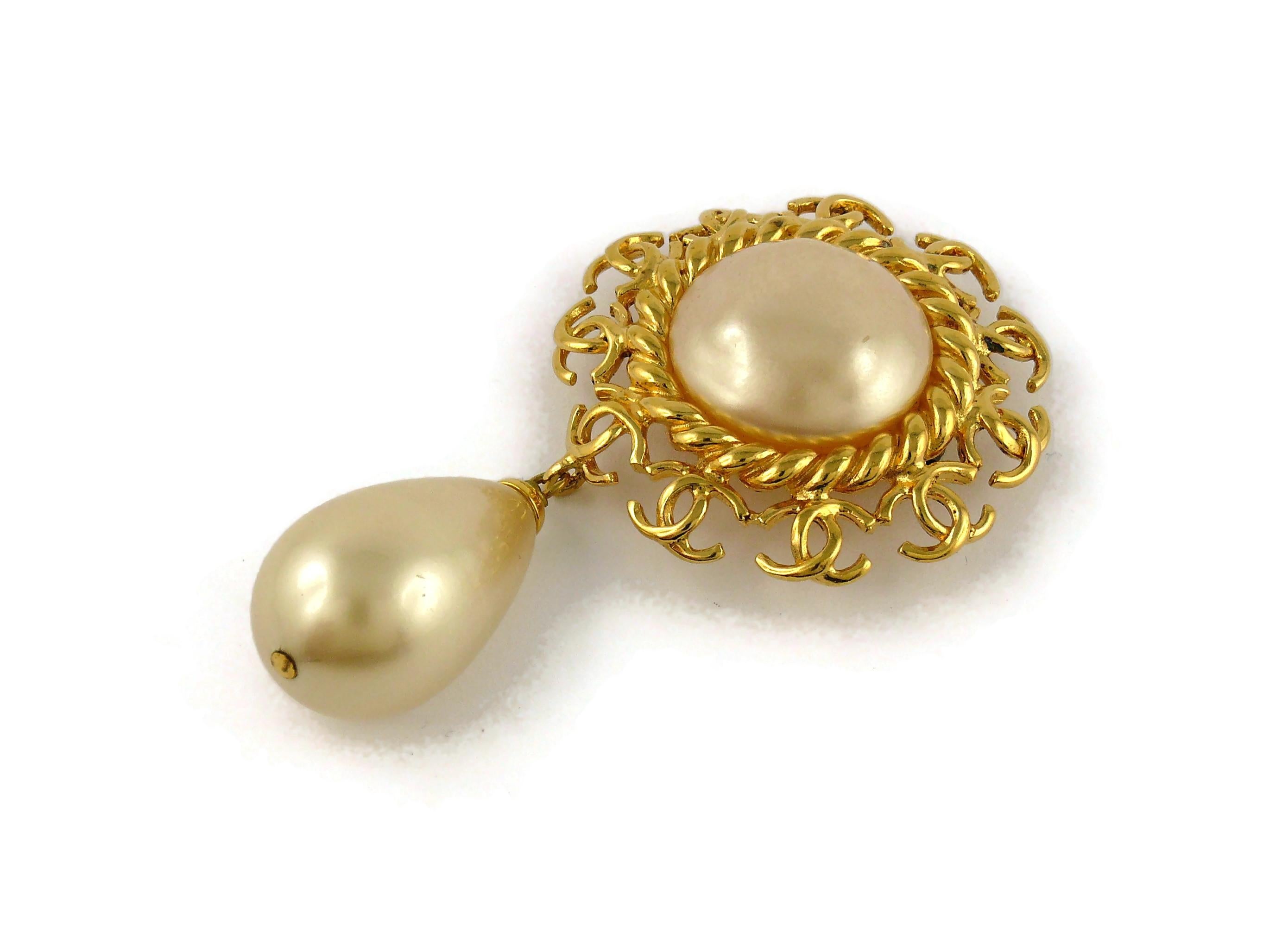 Chanel Vintage 1997 Logo Rim Dangling Pearl Brooch In Good Condition In Nice, FR
