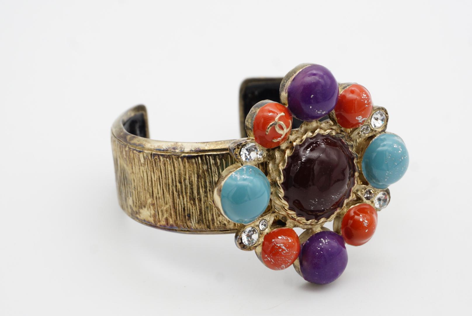 Chanel Vintage 1997 Croce di Malta CC Logo Cristalli Turchese Rosso Bracciale Bangle in vendita 7