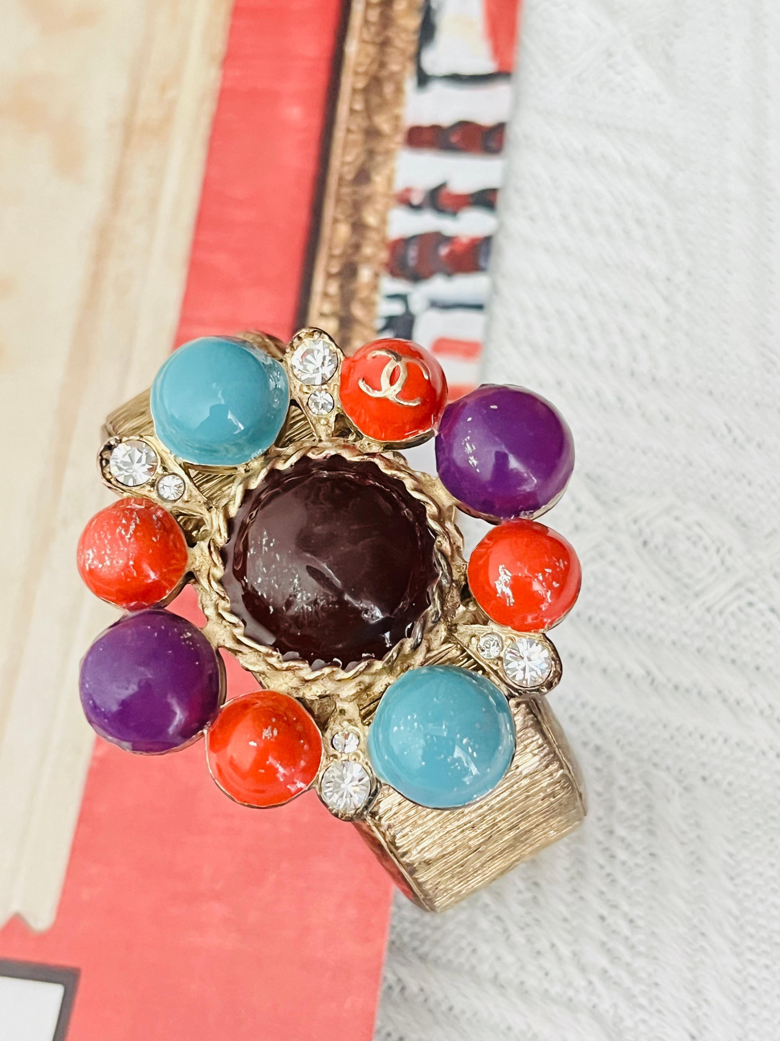 da uomo o donna Chanel Vintage 1997 Croce di Malta CC Logo Cristalli Turchese Rosso Bracciale Bangle in vendita