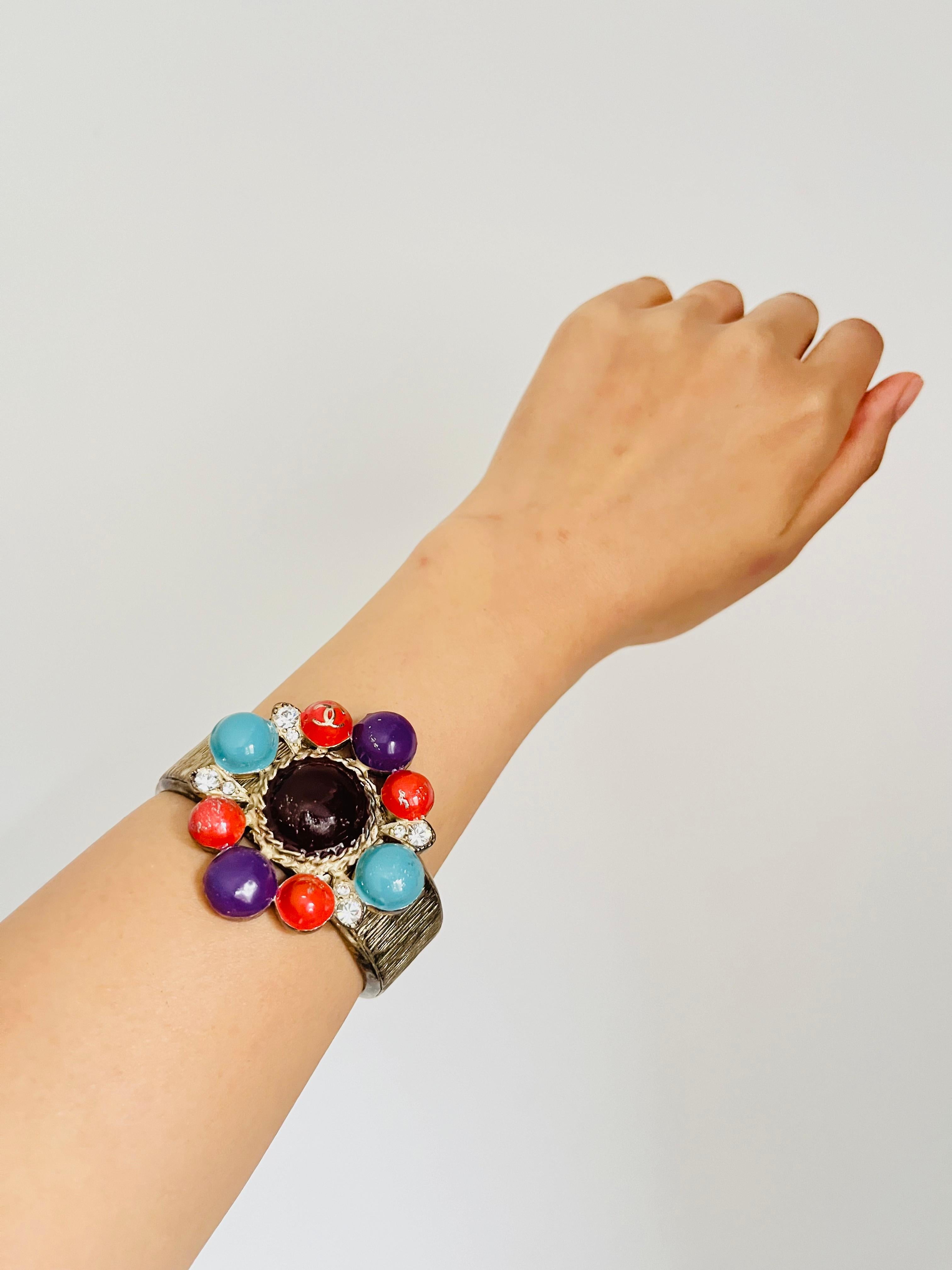 Chanel Vintage 1997 Croce di Malta CC Logo Cristalli Turchese Rosso Bracciale Bangle in vendita 2