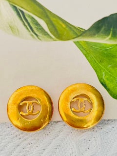 CHANEL Vintage 1997 Openwork Glow Gold Round Logo CC Coco Circle Clip Earrings