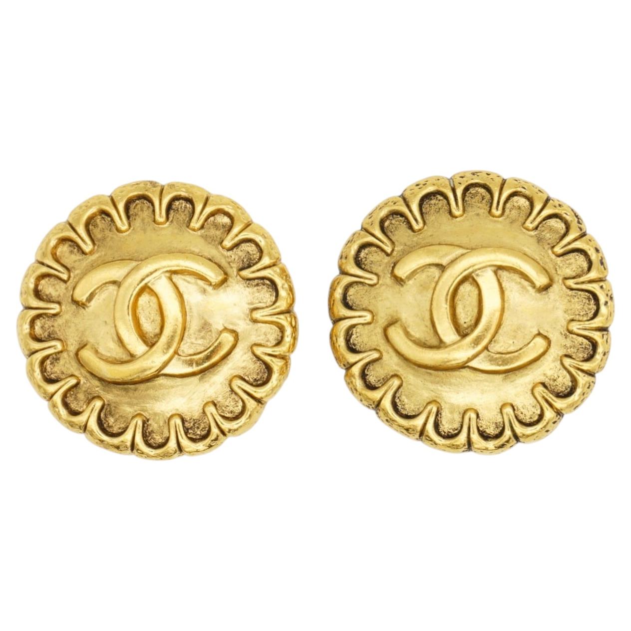 Chanel Vintage 1997 – Seltene, ikonische Ohrringe mit Spitzenrüschen und rundem, goldenem CC-Logo