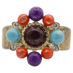 Bracelet rigide Chanel vintage de 1997, rare, avec croix de Malte, cabochons turquoise et rouges, et motif CC