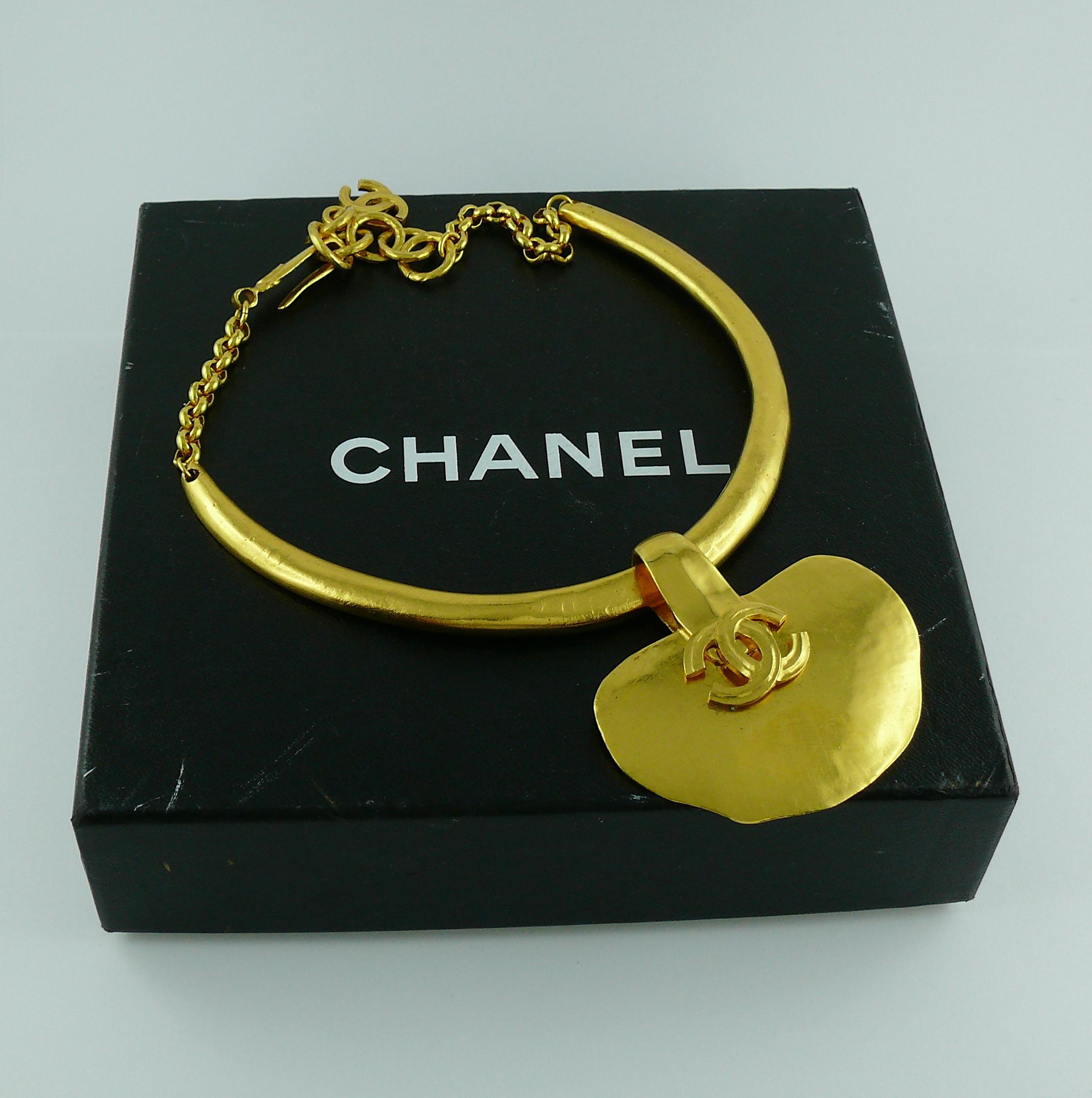 Chanel Vintage 1998 Gold Toned CC Logo Torque Necklace In Good Condition In Nice, FR