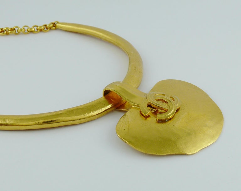 Chanel Vintage 1998 Gold Toned CC Logo Torque Necklace at 1stDibs