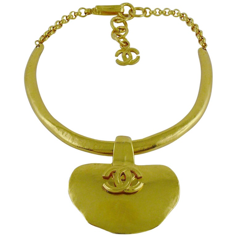 Chanel Vintage 1998 Gold Toned CC Logo Torque Necklace at 1stDibs