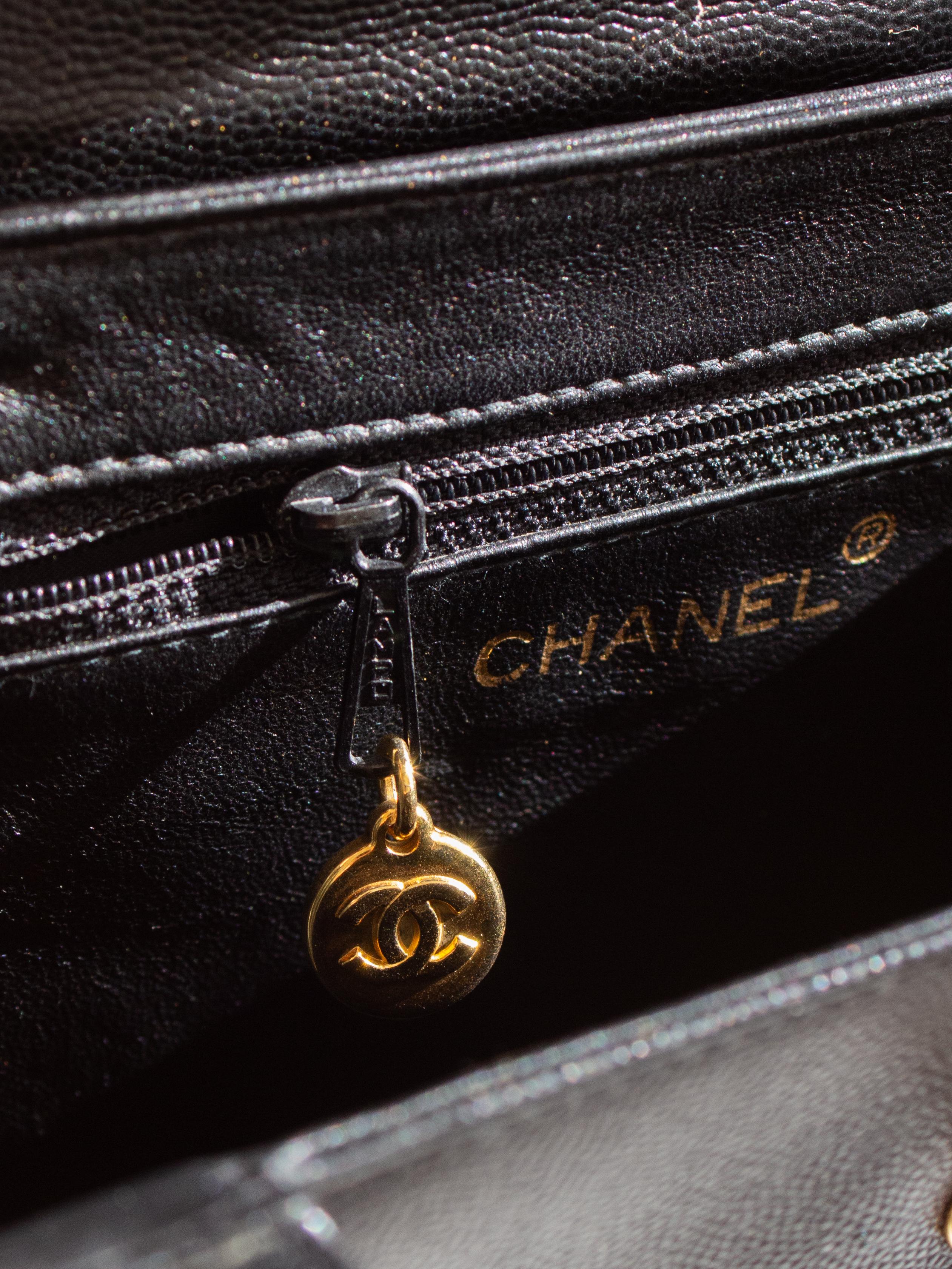 Chanel Vintage 1998 Kelly Bolso de asa superior de piel de caviar negra y oro de 24 quilates 10