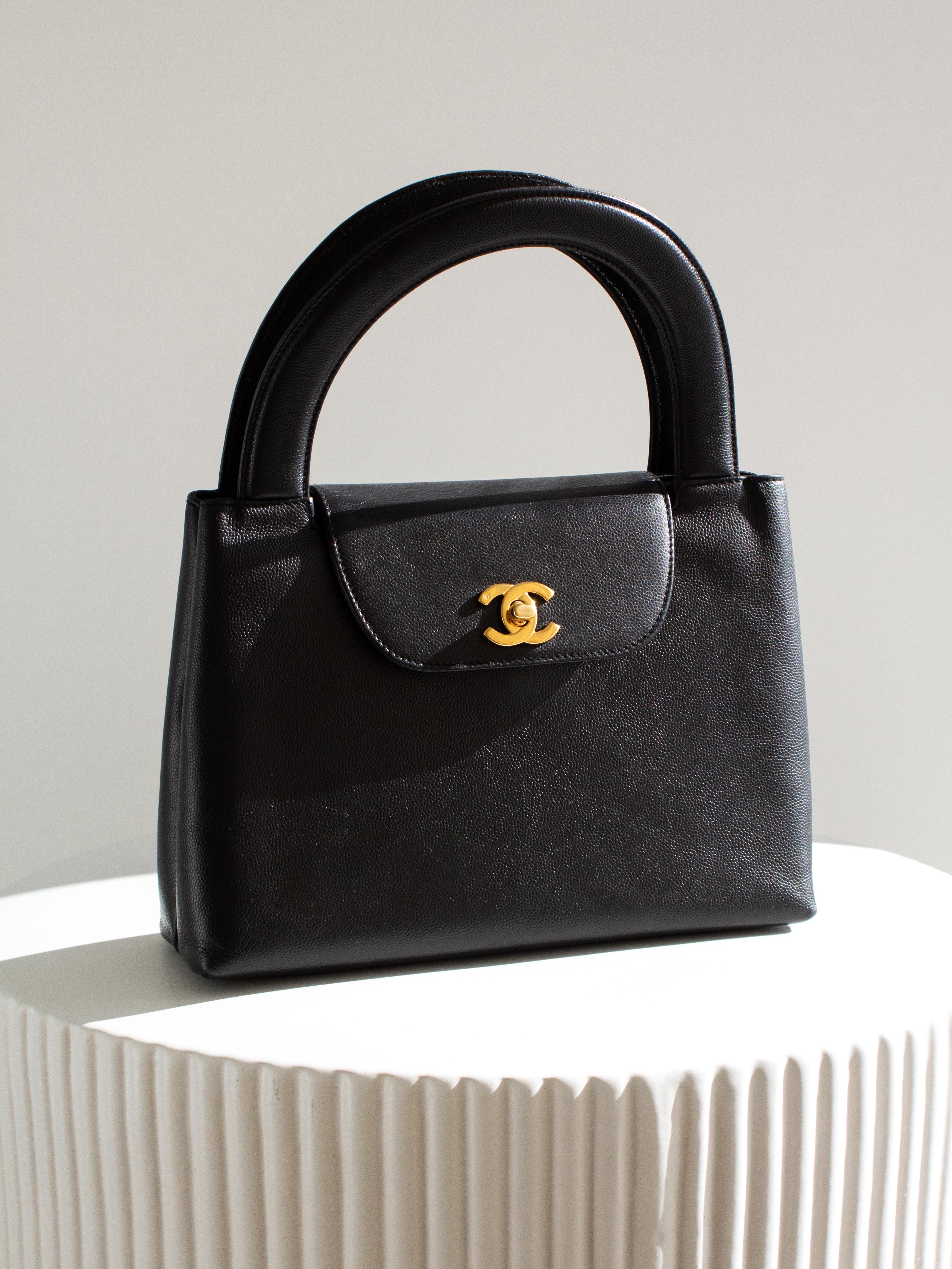 Chanel Vintage 1998 Kelly Bolso de asa superior de piel de caviar negra y oro de 24 quilates en Bueno Estado en Jersey City, NJ
