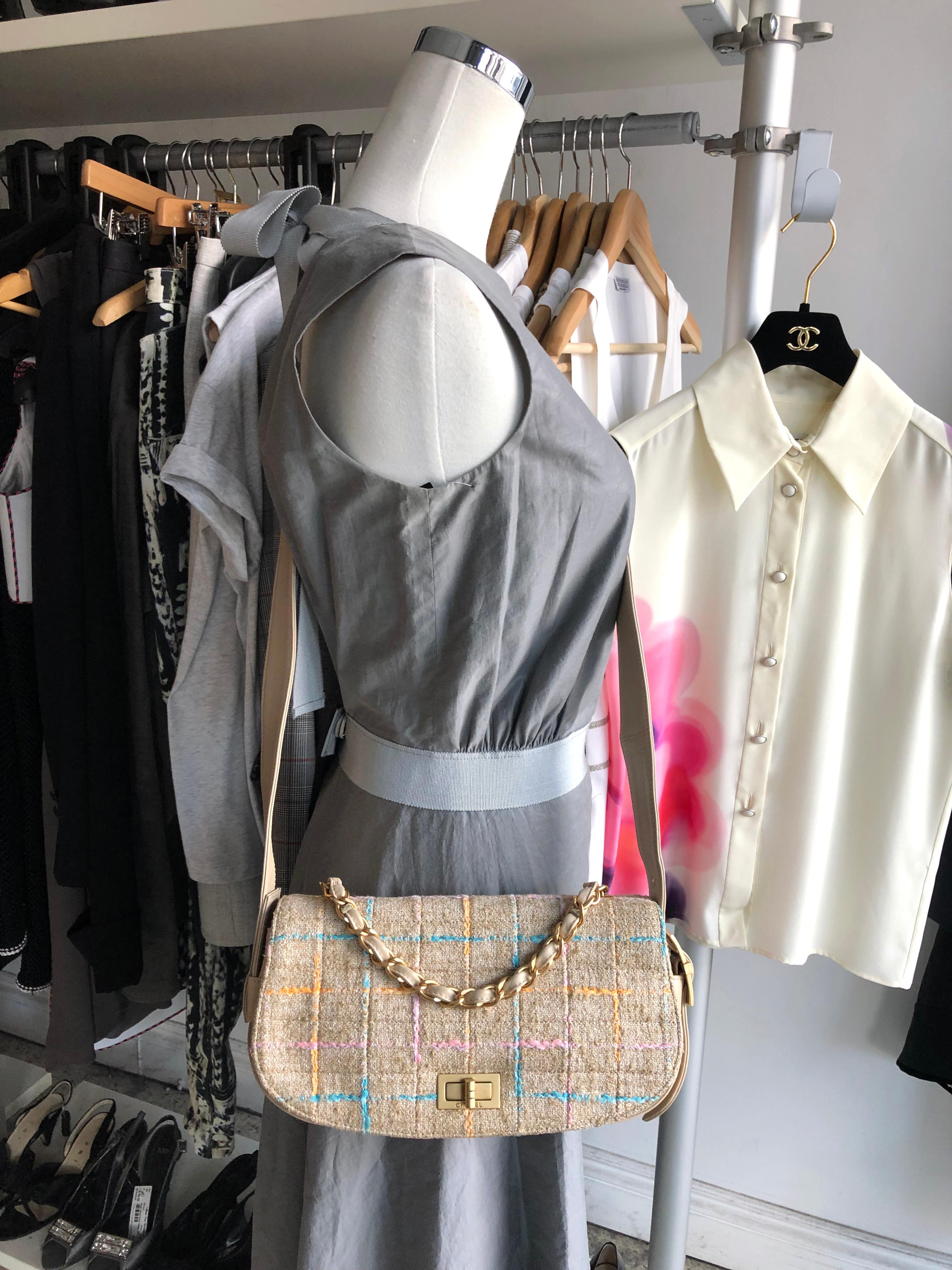 Chanel Vintage 2000 Beige Tweed Convertible 3 in 1 Crossbody Bag In Good Condition In Toronto, ON