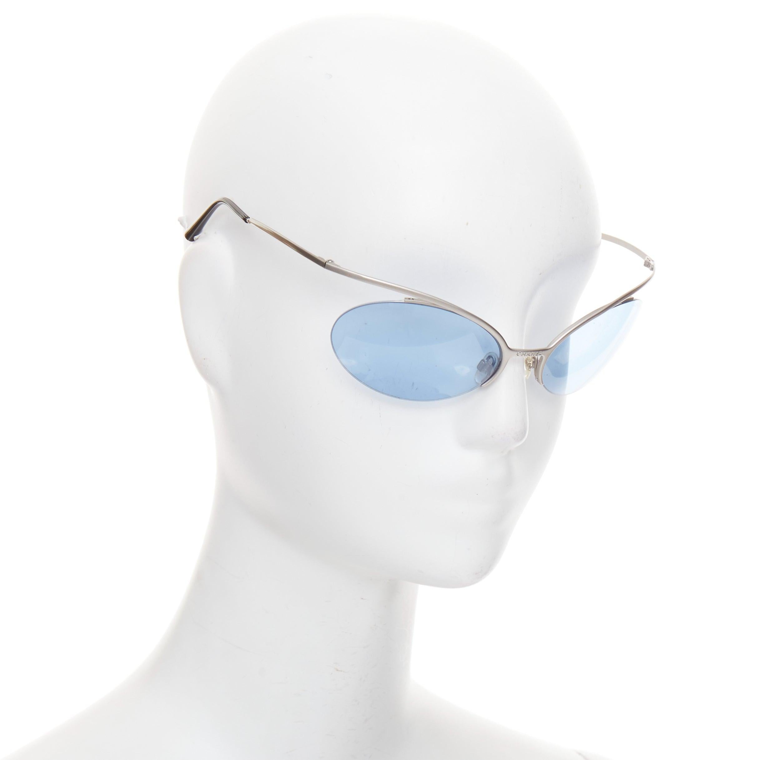 Grigio Chanel Vintage 2000 Runway argento blu metallo occhiali da sole futuristici senza montatura in vendita