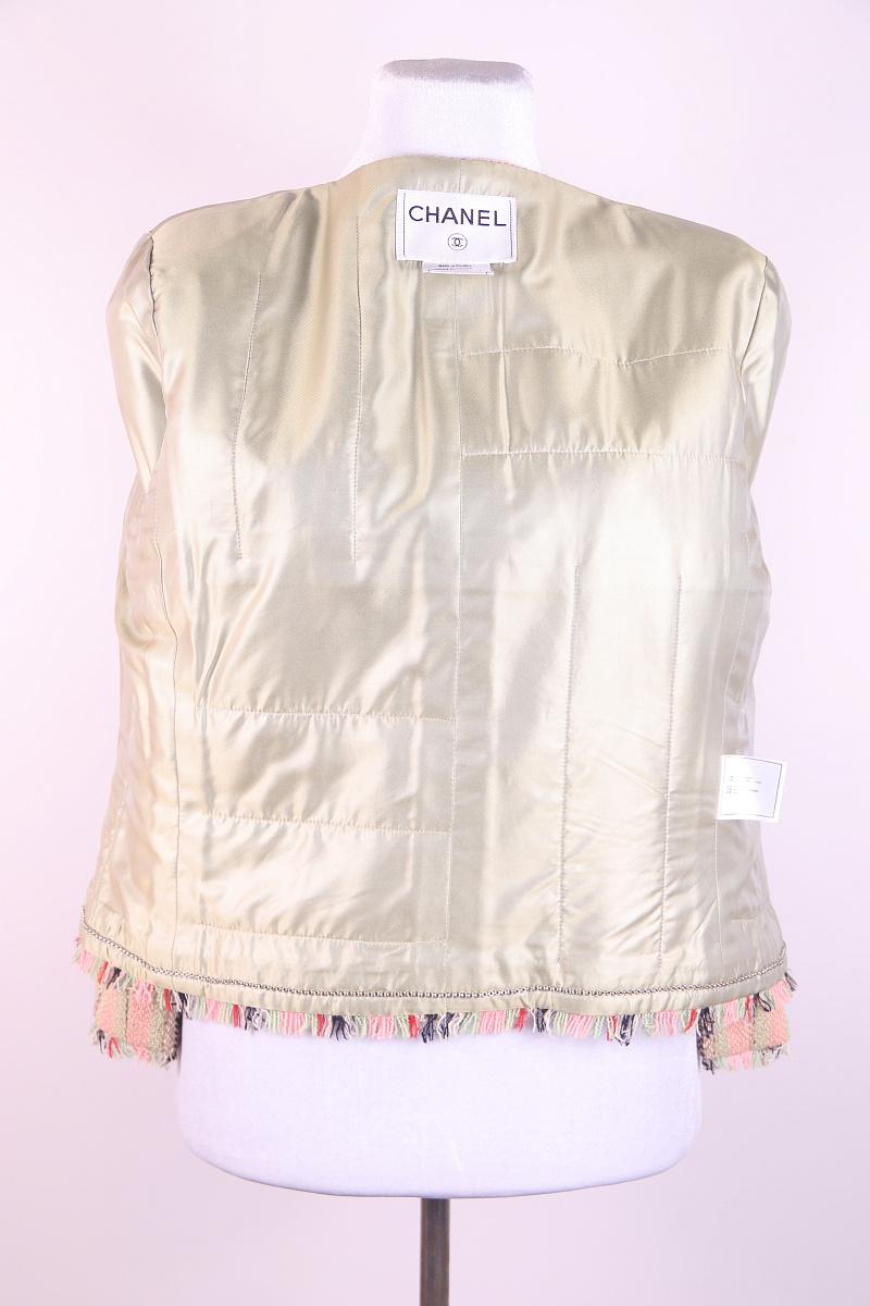 Chanel 00/C Vintage Pink, Green Beige Round Neck Long Sleeve Striped Jacket
Materials - 80% Laine Wool, 20% Polyamide
Lining - 55% Acetate, 45% Silk
This garment fastens with a zip at the front


Shoulders: 40cm / 15.75 inches
Sleeve: 50cm / 19.69