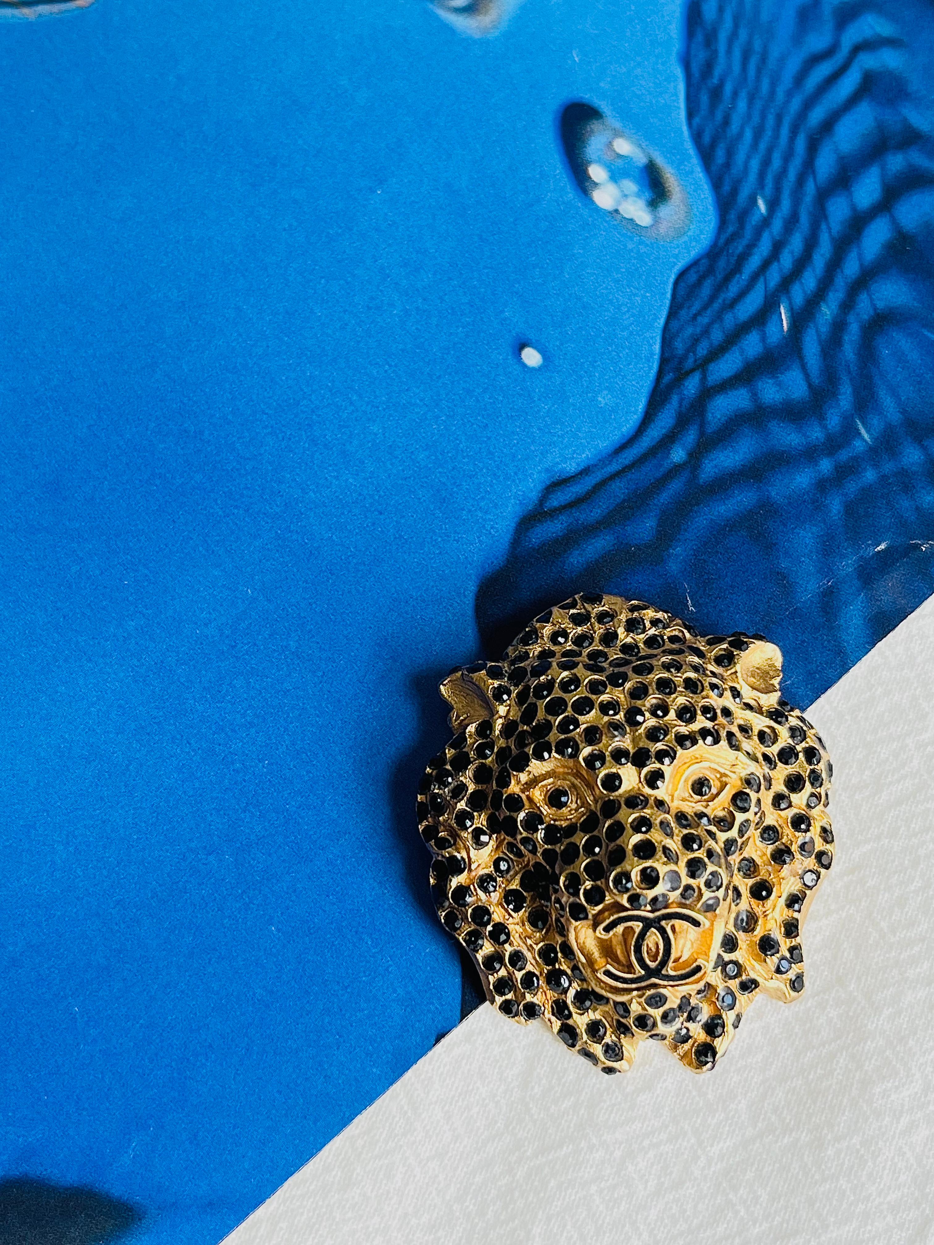 Women's or Men's Chanel Vintage 2001 Lion Head Black Crystals Logo Coco CC Gold Brooch Pendant