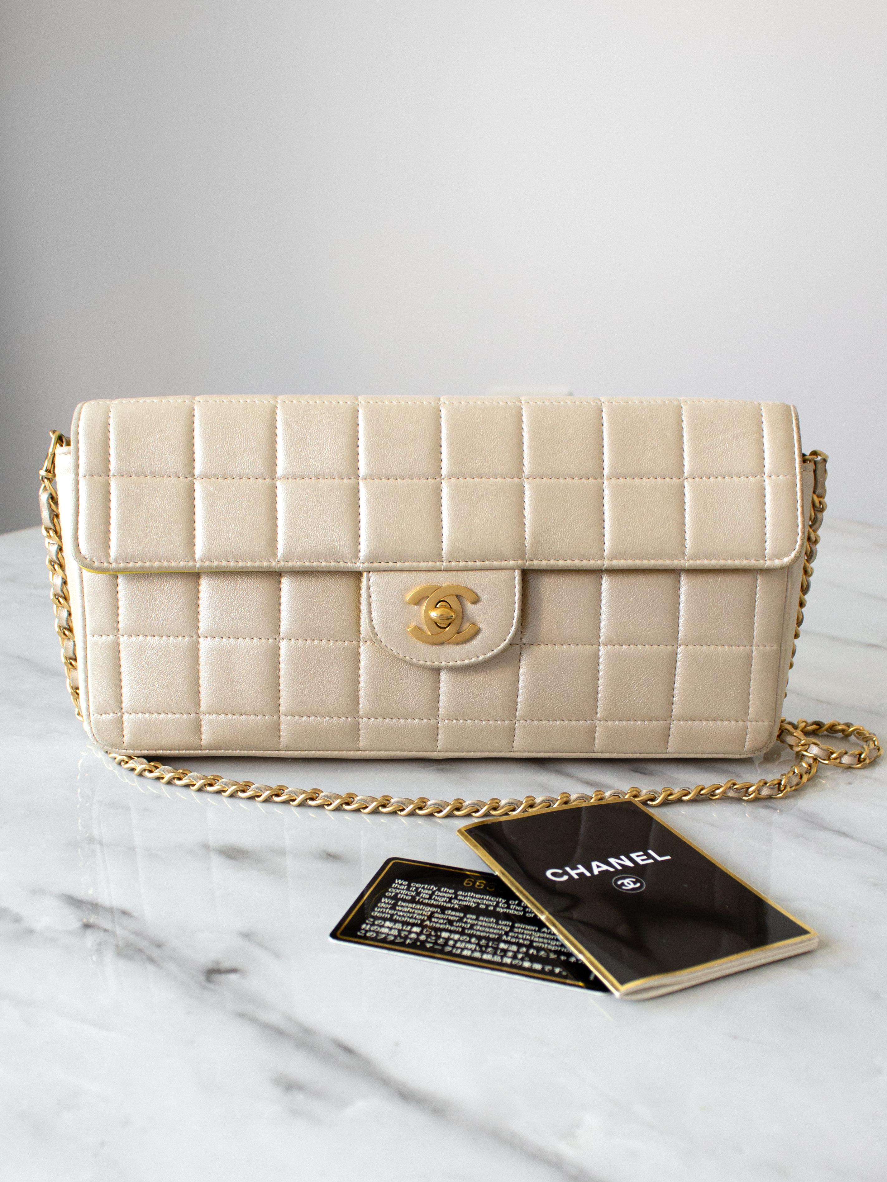 Chanel Vintage 2002 East West Chocolate Bar Metallic Champagne Pearly Gold Bag en vente 16