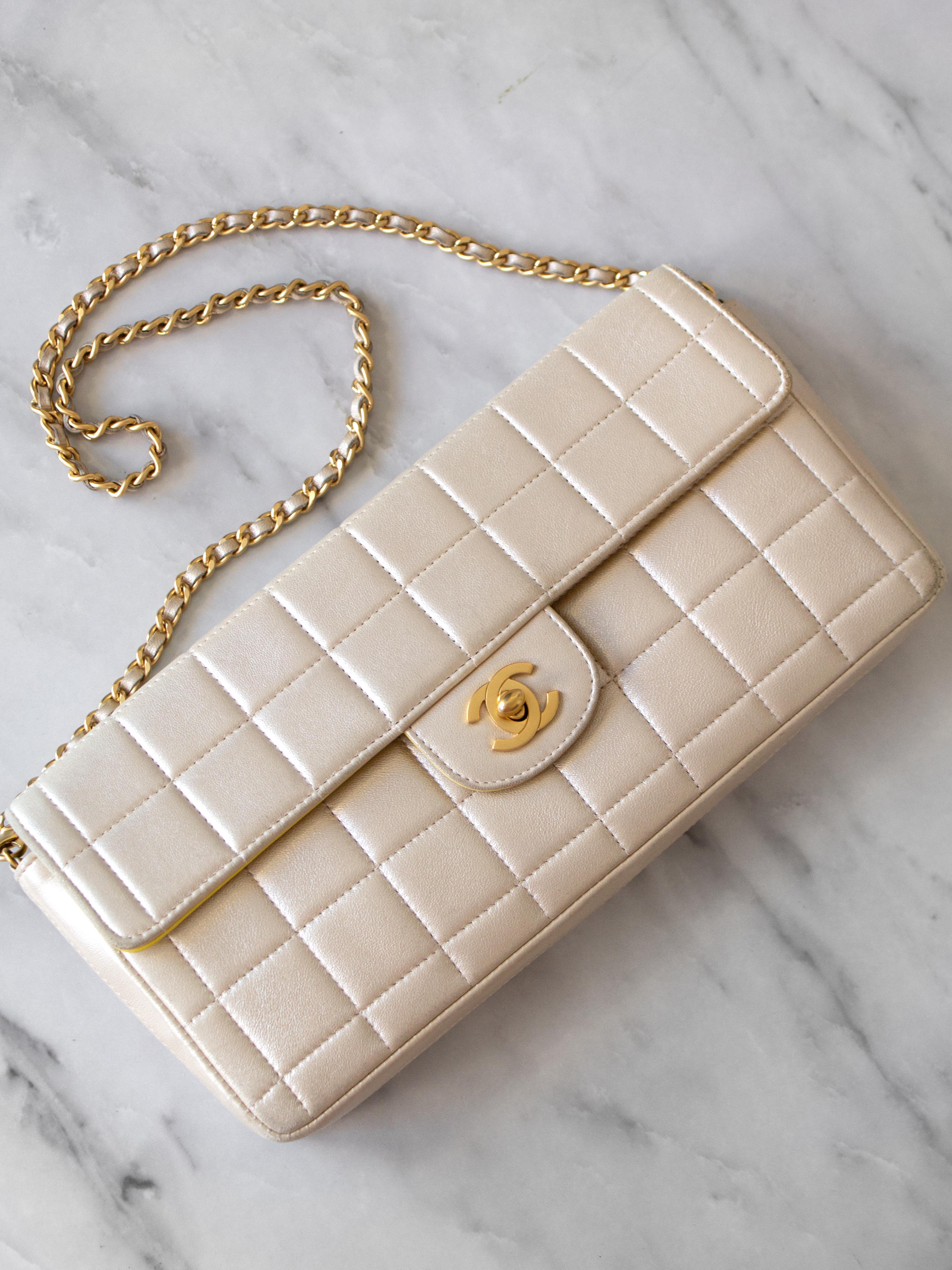 Chanel Vintage 2002 East West Chocolate Bar Metallic Champagne Pearly Gold Bag en vente 1