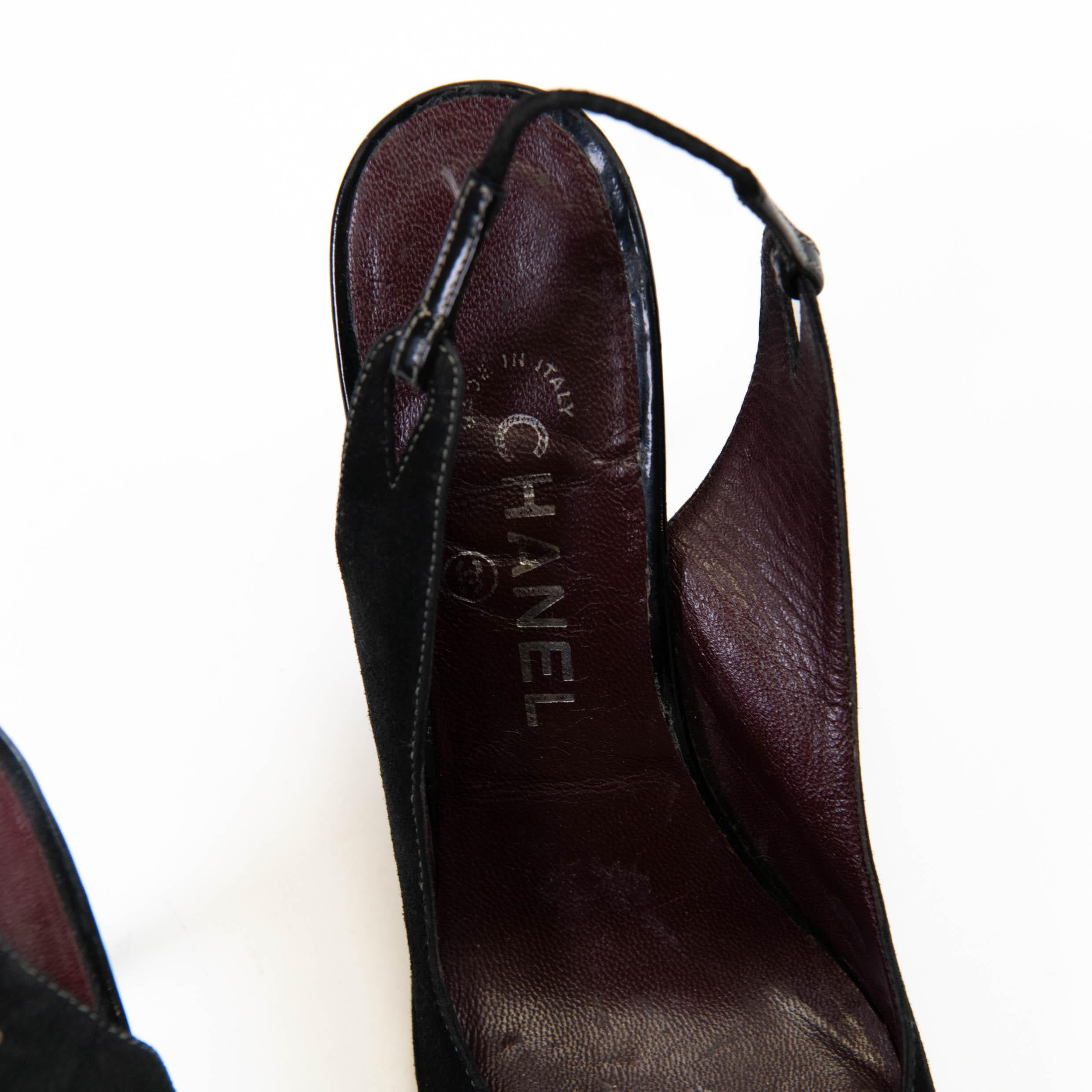 100% authentisch

Chanel Vintage Slingback Pumps
Aus der Collection'S 2003 von Karl Lagerfeld
Schwarzes Leder
Interlocking CC Logo
Halbgespitzte Zehen
Riemen
Absätze:4.25