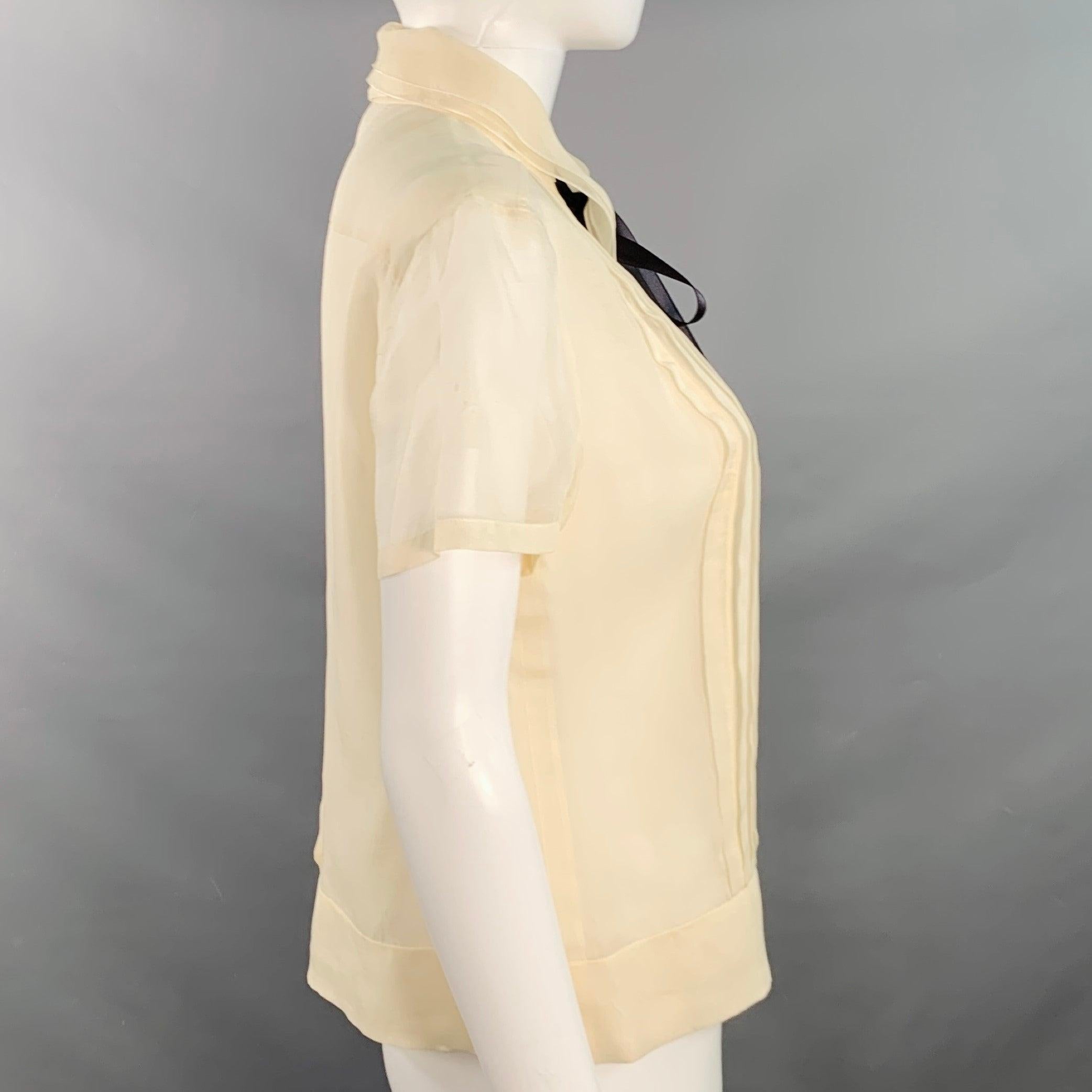 CHANEL Vintage 2003 Cruise Größe 8 Creme schwarz Seide schiere plissiert kurze Ärmel Bluse (Weiß) im Angebot