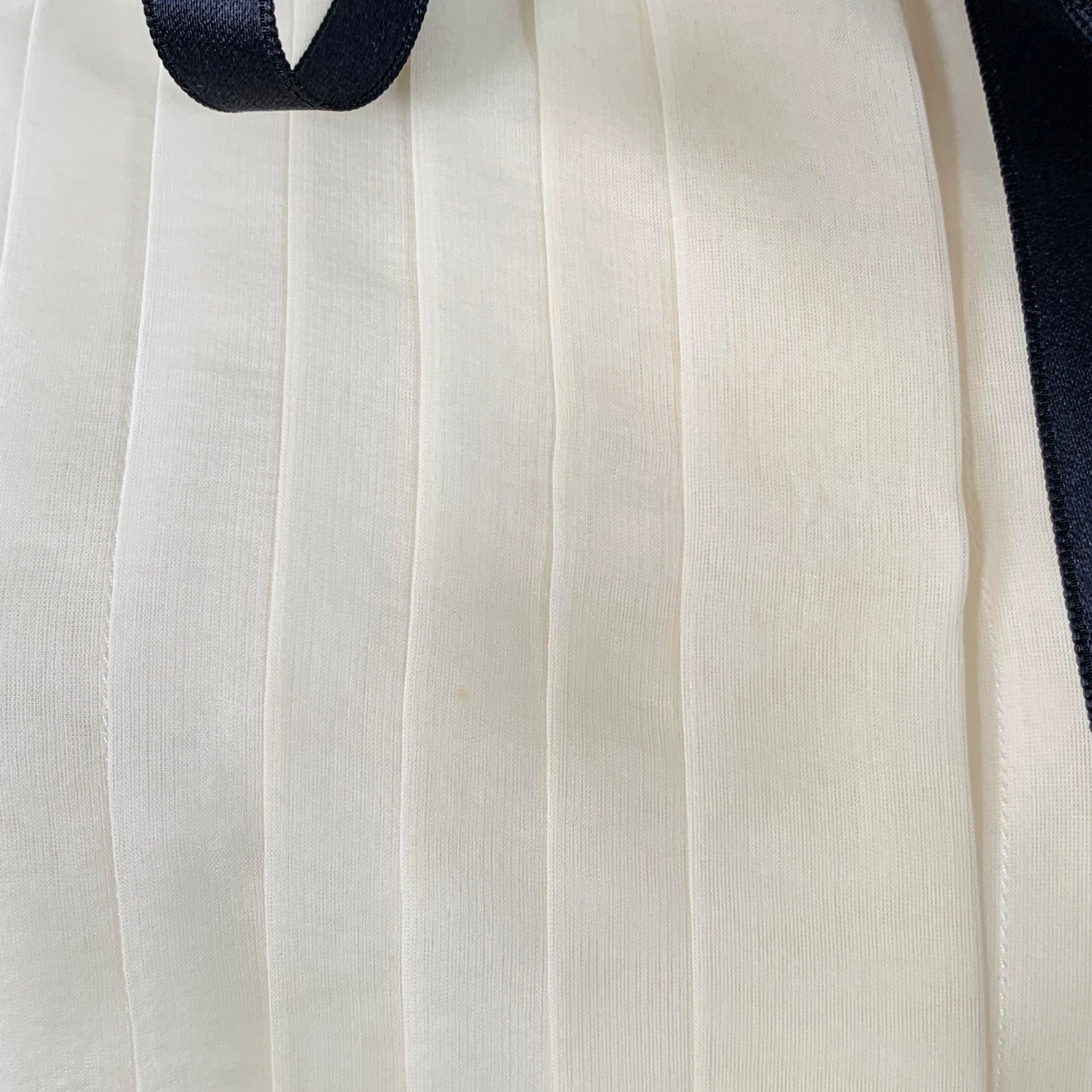 CHANEL Vintage 2003 Cruise Größe 8 Creme schwarz Seide schiere plissiert kurze Ärmel Bluse Damen im Angebot