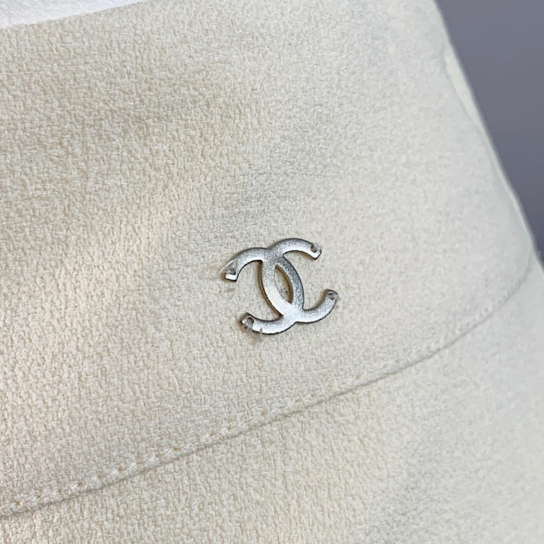 Vintage CHANEL-Rock
aus einer cremefarbenen Acetatmischung mit Seidenfutter, mit einem mehrlagigen Tulpenschnitt, einem silberfarbenen CC-Logo aus Metall und einem Reißverschluss auf der Rückseite. Made in France. sehr guter Vintage-Zustand. Leichte