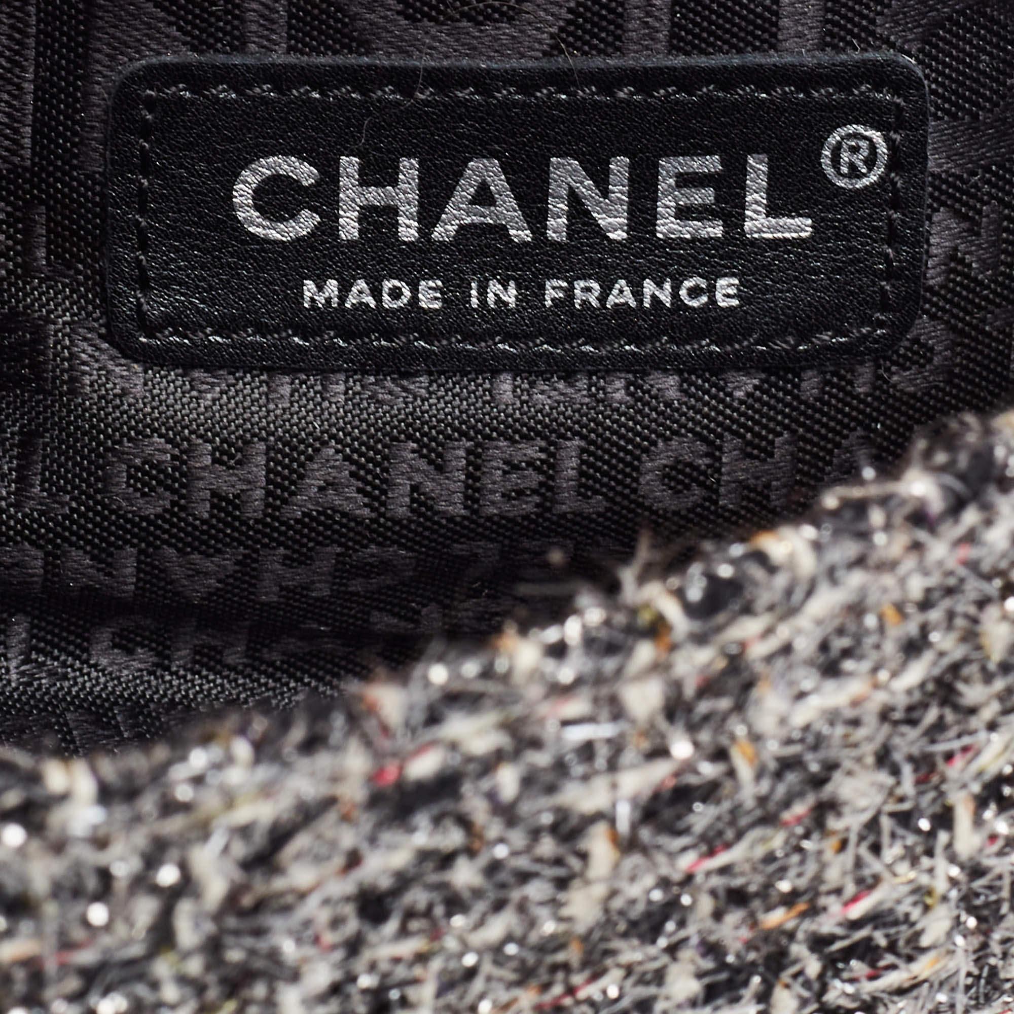Chanel  Sac à bandoulière vintage classique à rabat en tweed gris et fourrure marron, 2005 en vente 5