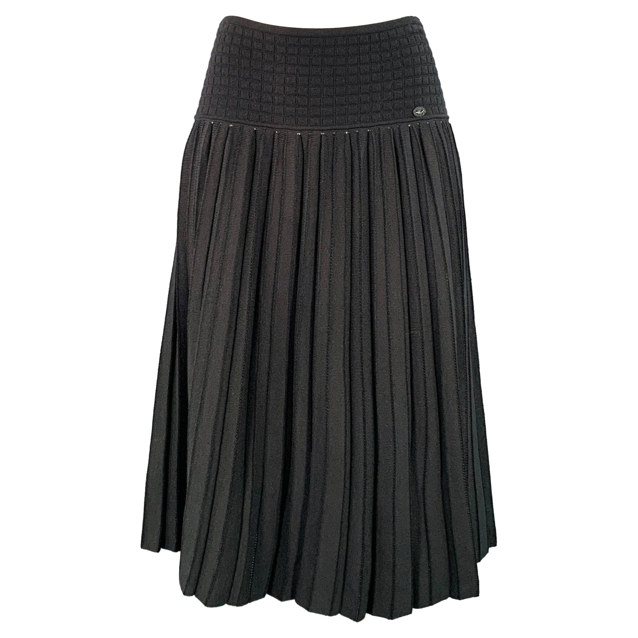 Chanel Vintage 2005 Taglia 6 Gonna a pieghe in misto viscosa nera con elastico in vita in vendita