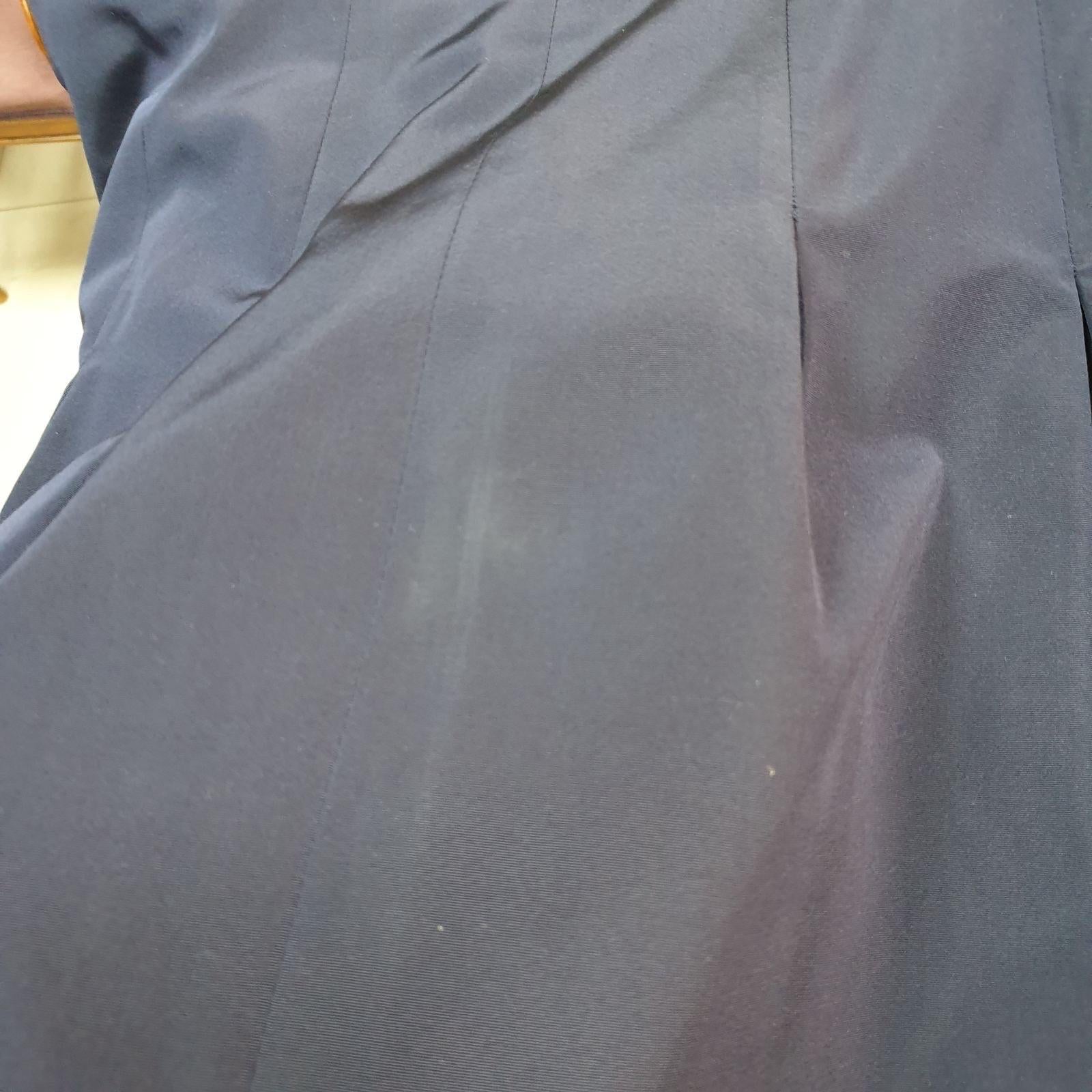 Ensemble de tailleur vintage Chanel de 2007 absolument magnifique ! Cet ensemble élégant se compose d'une veste et d'une jupe en faille de soie bleue. La veste est bordée de passepoils en soie noire et présente un design d'inspiration militaire avec