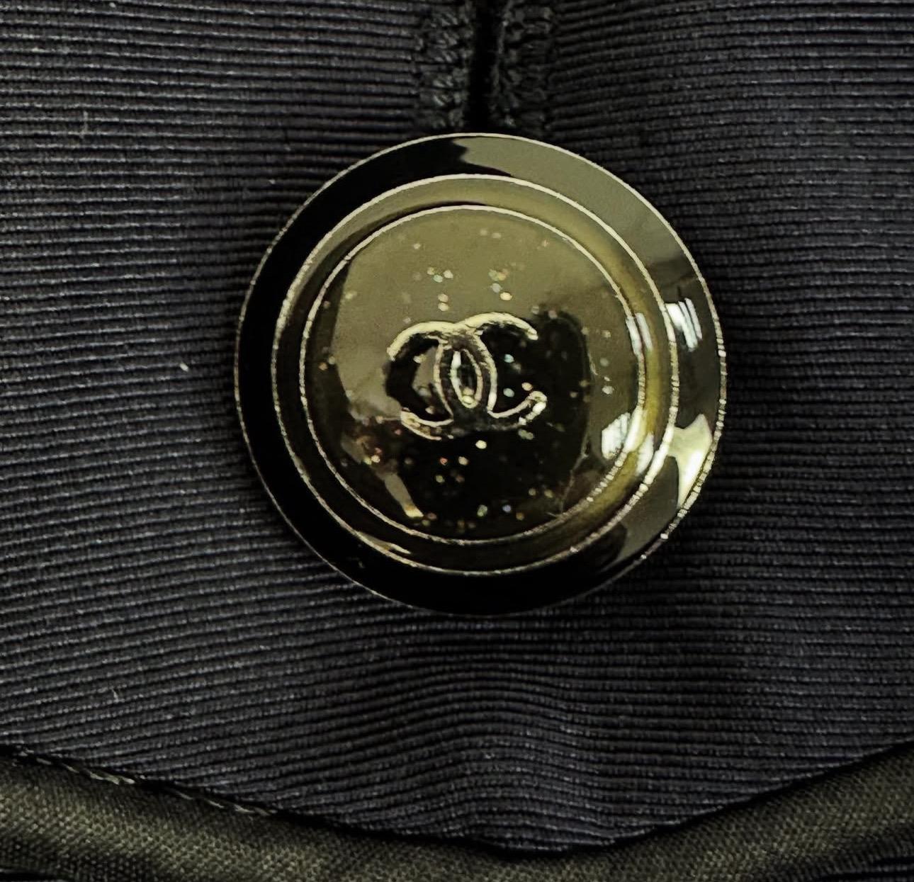 Chanel Vintage 2007 Bleu Silk Logo Veste Jupe Ensemble Sz.44 en vente 2