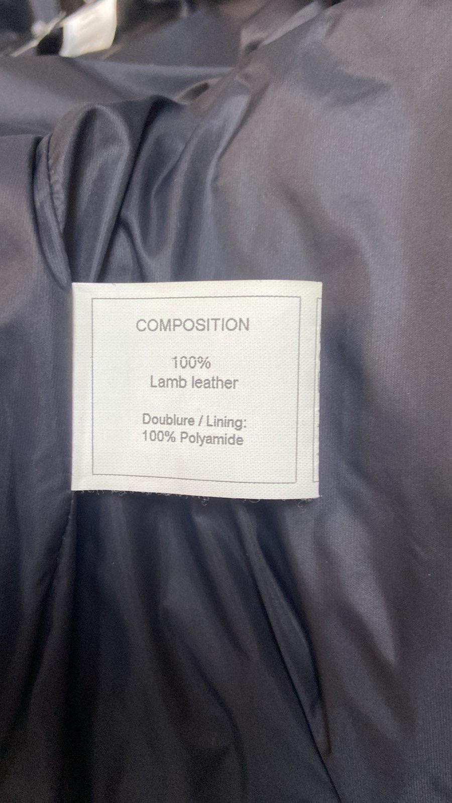 Superbe veste de motard vintage Chanel de la Collectional Automne 2010 par Karl Lagerfeld ! Cette pièce emblématique présente les caractéristiques suivantes :

*   Cuir d'agneau luxueux
*   Couleur noire classique
*   Logo CC imbriqué et motif