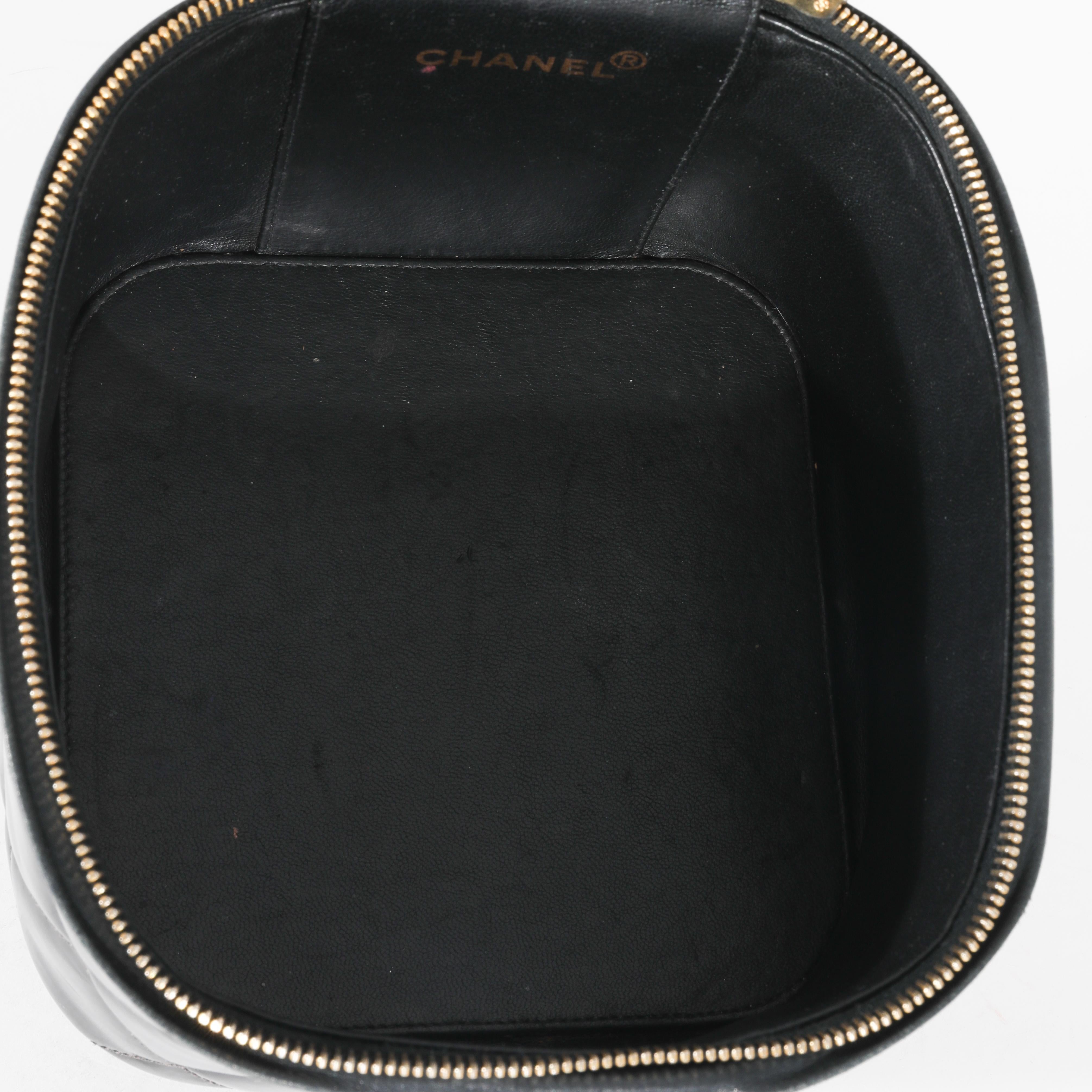 Auflistung Titel: Chanel Vintage 24K Black Patent CC Schminkkoffer
SKU: 130524
Zustand: Gebraucht 
Handtasche Zustand: Fair
Bemerkungen zum Zustand: Angemessener Zustand. Erhebliche Verfärbungen, Abnutzungen an den Griffen und im gesamten Bereich.