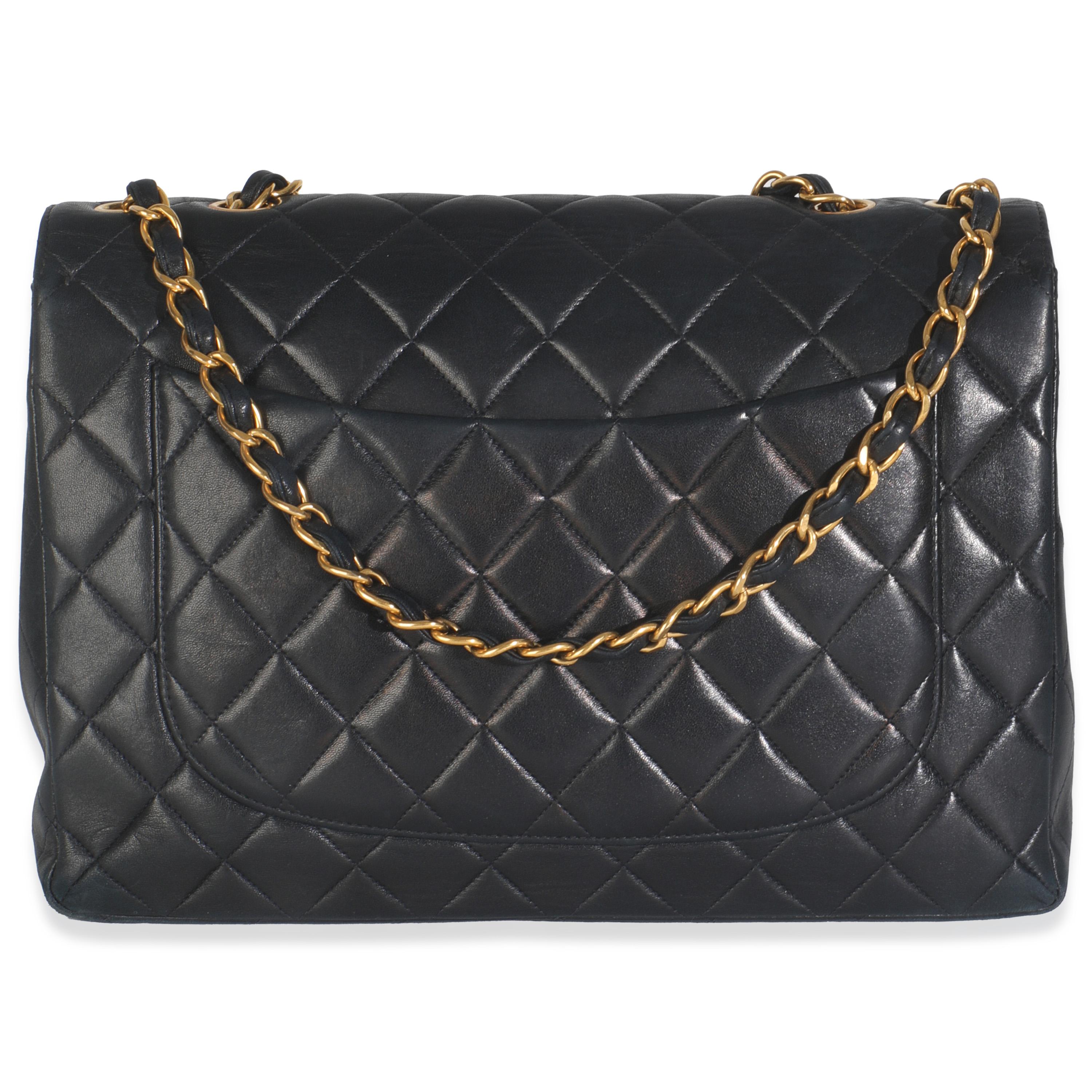 Auflistung Titel: Chanel Vintage 24K Schwarz Gestepptes Lammleder Jumbo Single Flap Tasche
SKU: 148962
Zustand: Gebraucht 
Beschreibung des Zustands: Die Überschlagtasche von Chanel ist ein zeitloser Klassiker, der nie aus der Mode kommt. Sie stammt