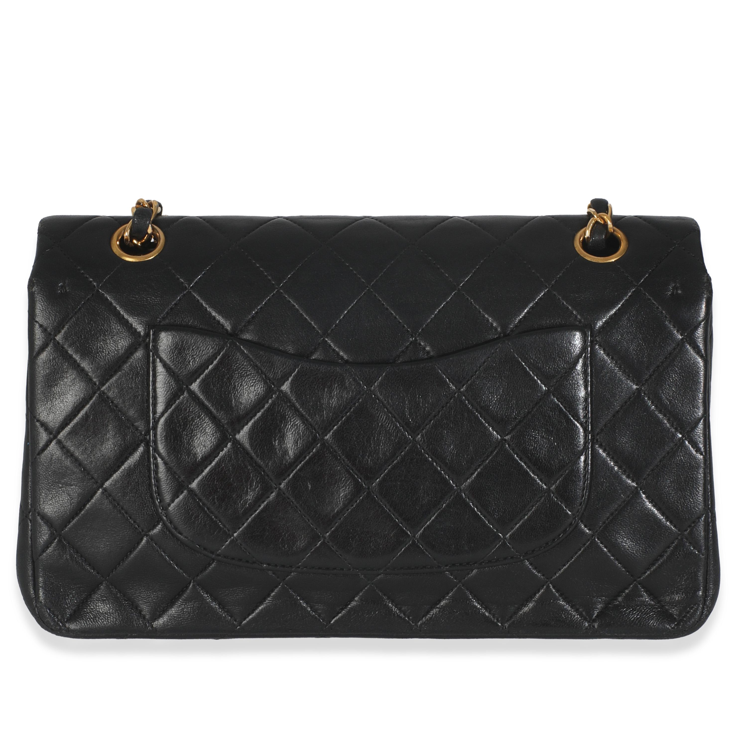 Titre du listing : Chanel Vintage 24K Black Quilted Lambskin Medium Classic Double Flap Bag
SKU : 146589
Condit : Usagé 
Description de l'état : Un classique intemporel qui ne se démode jamais, le sac à rabat de Chanel date de 1955 et a connu un