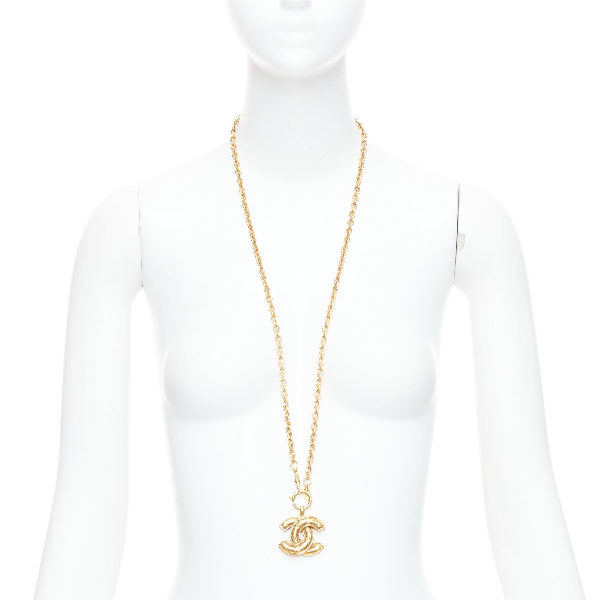 CHANEL Vintage 24k gold plated CC quilted logo metal necklace belt
Reference: TGAS/E00084
Brand: Chanel
Material: Metal
Color: Gold
Pattern: Solid
Closure: Lobster Clasp
Extra Details: 24k gold plated.
Made in: France

CONDITION:
Condition: Good,