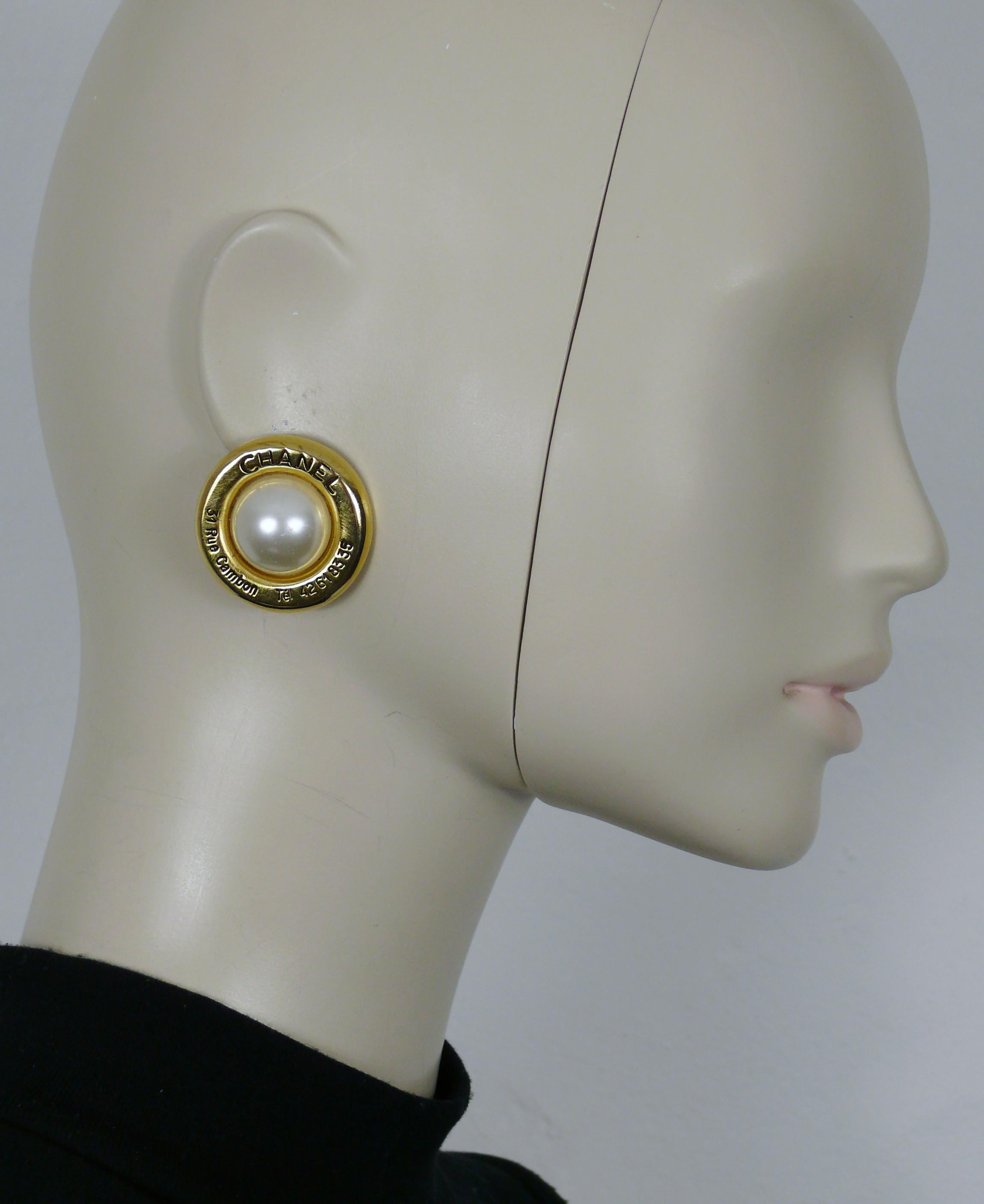 CHANEL vintage gold tone clip-on earrings, embossed CHANEL 31 RUE CAMBON with phone number, embellished with a large dome faux pearl.

Embossed CHANEL on the reverse sides.

Indicative measurements : diameter approx. 3.5 cm (1.38 inches).

Material