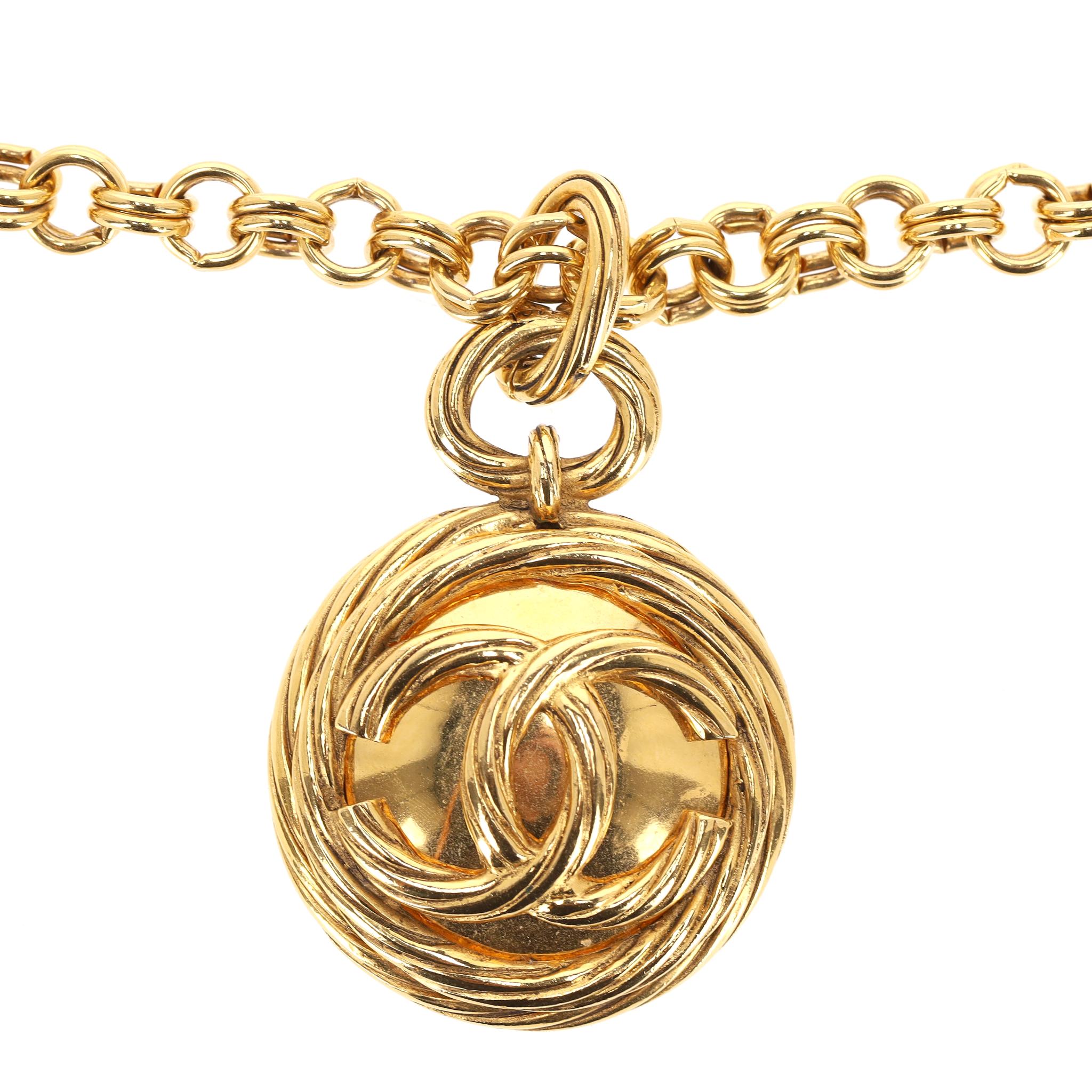 Chanel Vintage 90's 24k Gold Plated 'CC' Logo Medallion & Mirror Double-Side im Angebot 1