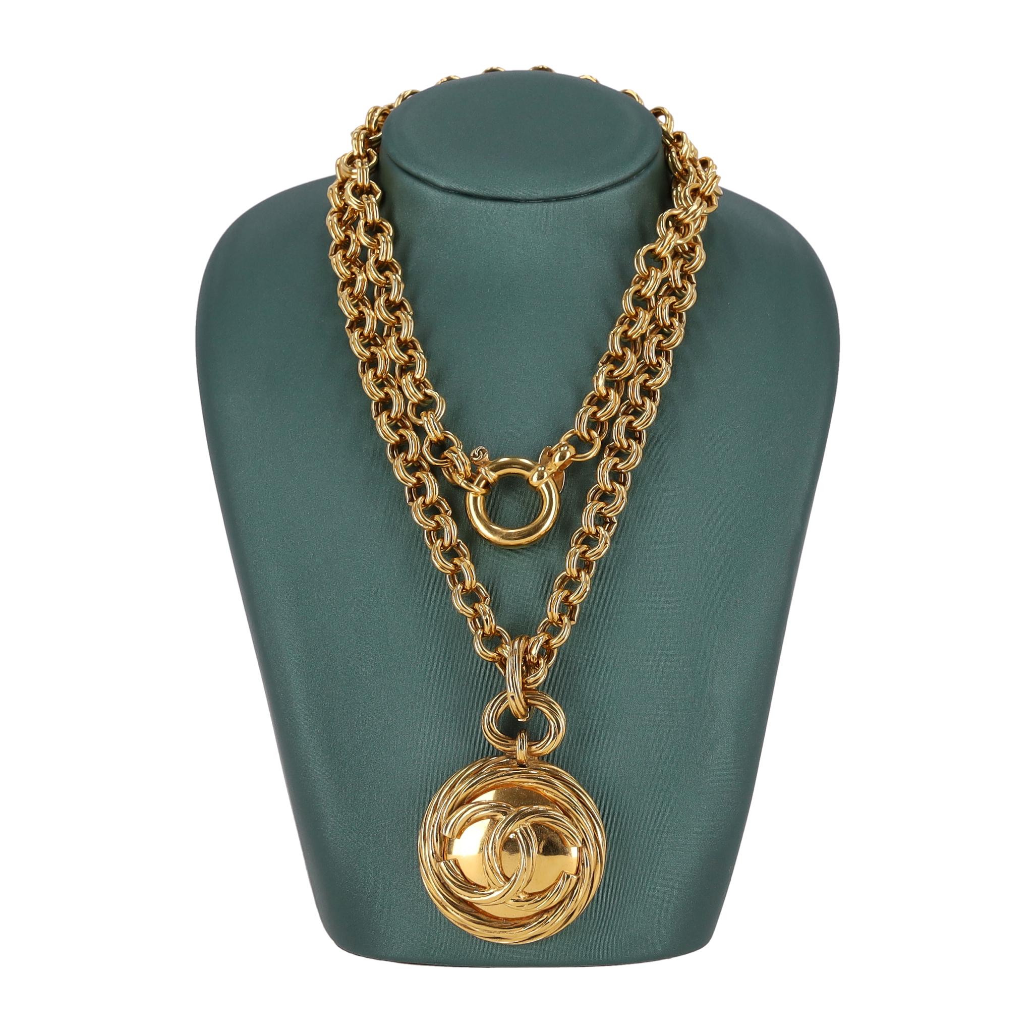 Chanel Vintage 90's 24k Gold Plated 'CC' Logo Medallion & Mirror Double-Side im Angebot 3