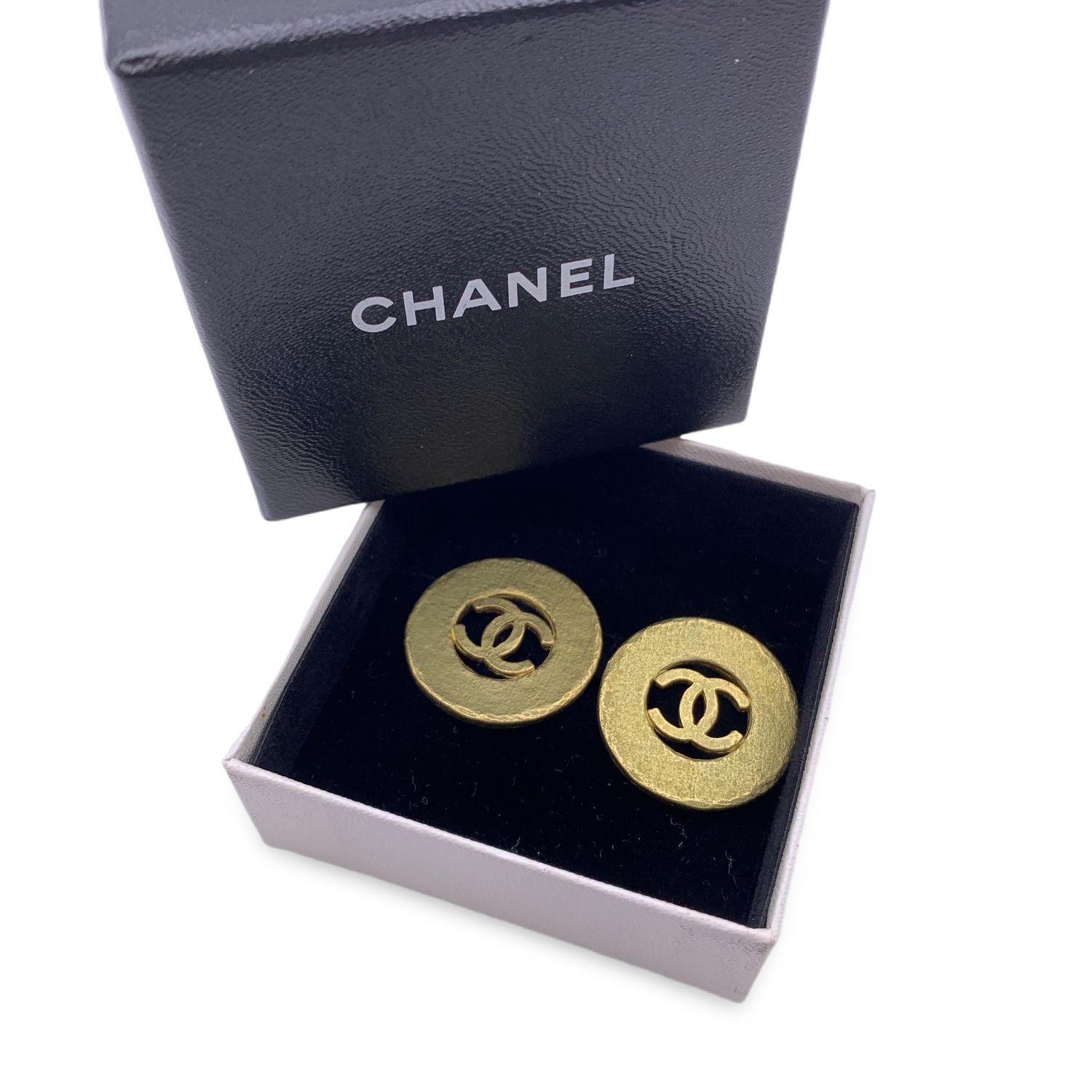 Gorgeous vintage CHANEL round aged gold metal earrings with CC logos. Clip-on design. Signed 'Chanel - 94 CC P - Made in France' oval hallmark on the reverse of the earring. Diameter: 25 mm

Condition

A - EXCELLENT

Gently used. The rubber on the