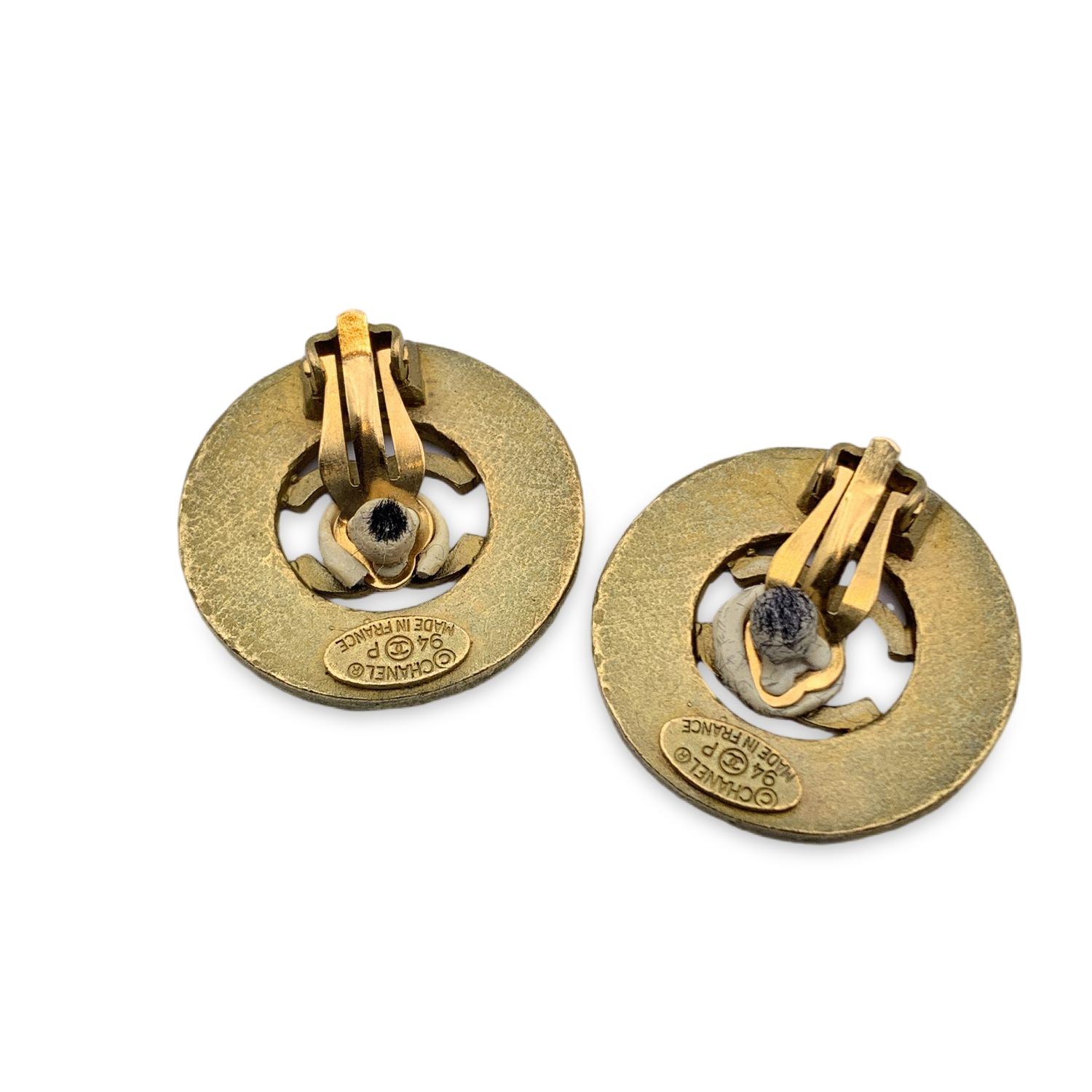 Chanel Vintage 90s Aged Gold Metal Round CC Logo Clip On Earrings In Excellent Condition In Rome, Rome