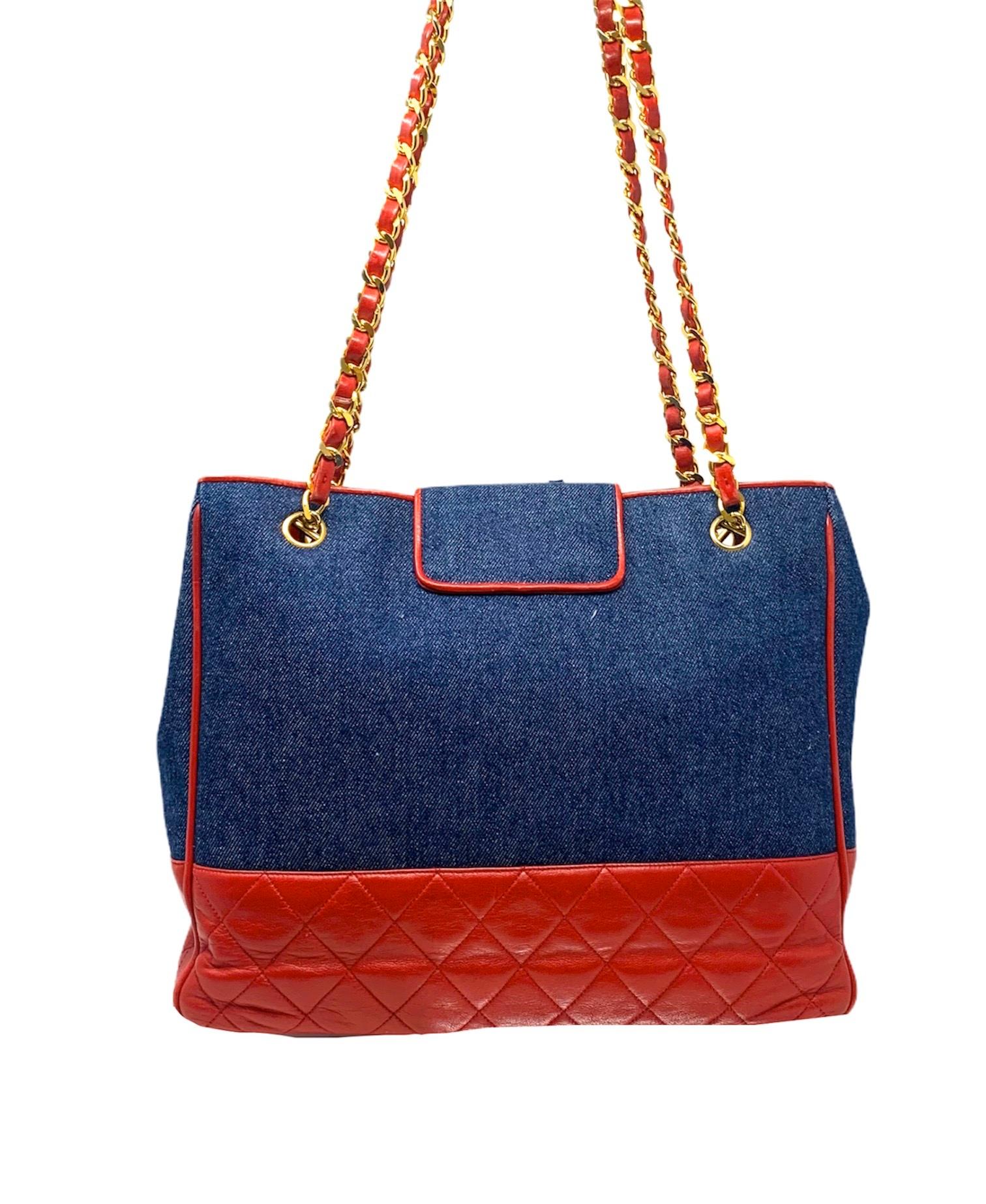 Chanel Vintage 90s Bag
in denim jeans fabric with smooth lambskin trim
red color is worn on the shoulder inside 2 pockets with zip
golden metal accessories with logo pendant
Dimensions 32 x 26 x 10 cm
In good overall condition, with slight signs of